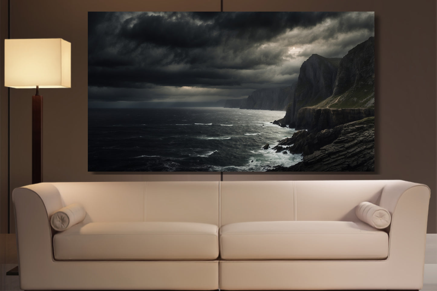 Poster einer dunklen Küstenlandschaft über einem beigen Sofa in einem eleganten Wohnzimmer mit warmer Beleuchtung.