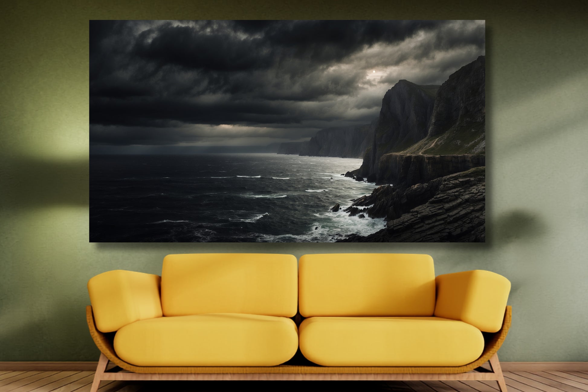 Poster einer dunklen Küstenlandschaft über einem gelben Sofa vor einer grünen Wand in einem modernen Wohnbereich.