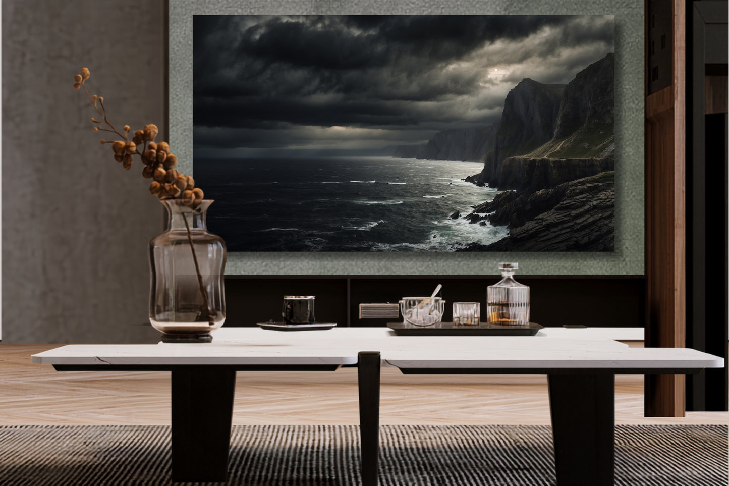 Poster einer dunklen Küstenlandschaft in einem modernen Küchenbereich mit dunklen Materialien, Esstisch und stilvoller Dekoration.