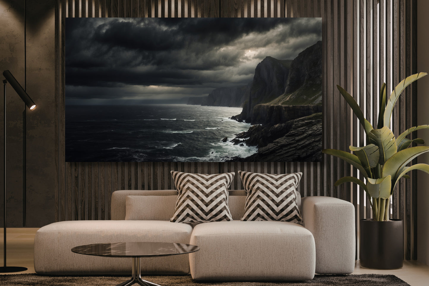 Poster einer dunklen Küstenlandschaft über einem hellen Sofa in einem modernen Wohnzimmer mit Holzwand und stilvoller Zimmerpflanze.