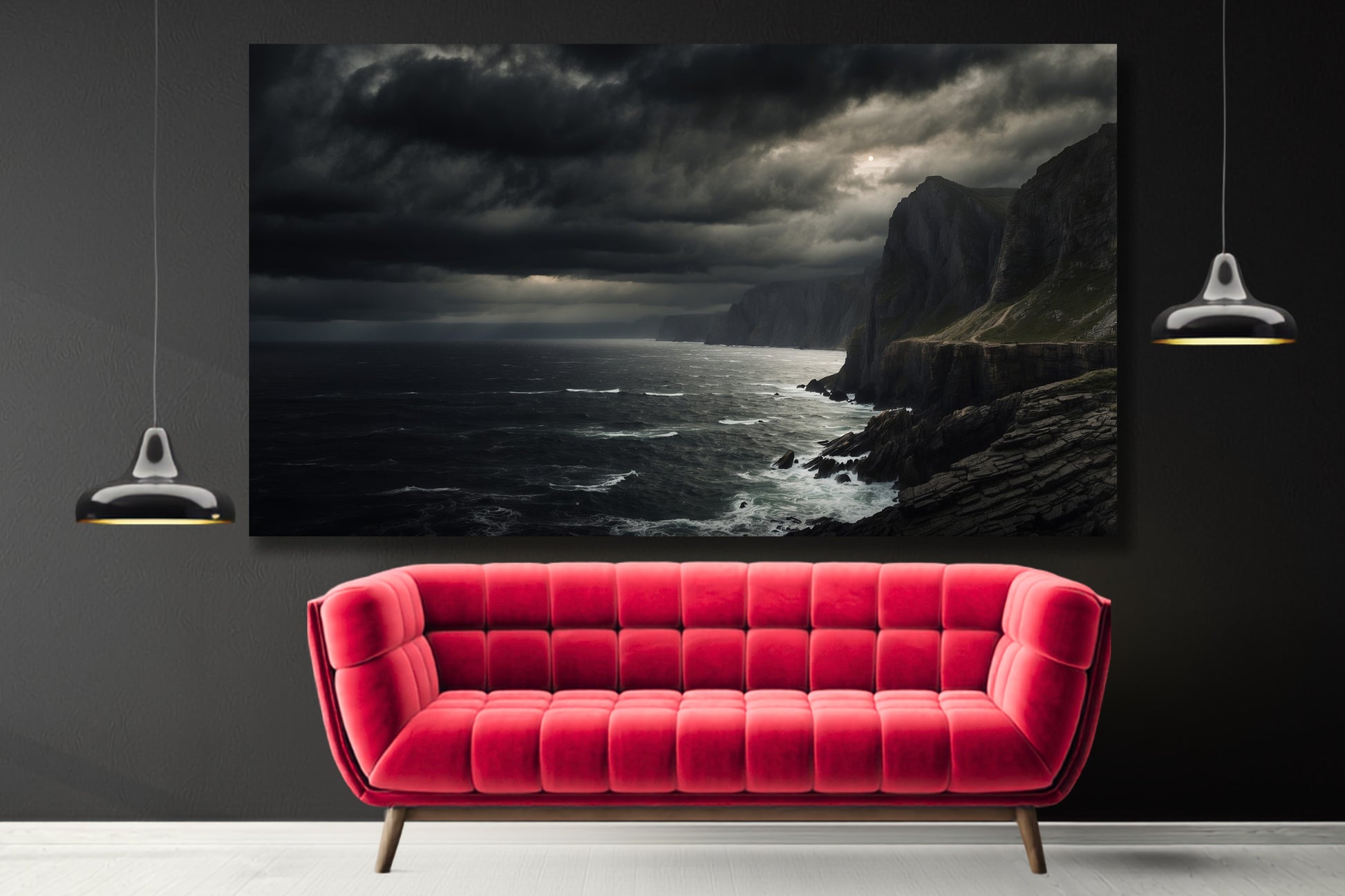Poster einer dunklen Küstenlandschaft über einem roten Sofa vor einer schwarzen Wand mit stimmungsvoller Beleuchtung.