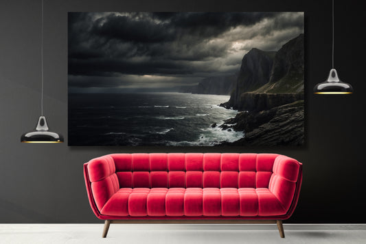 Poster einer dunklen Küstenlandschaft über einem roten Sofa vor einer schwarzen Wand mit stimmungsvoller Beleuchtung.