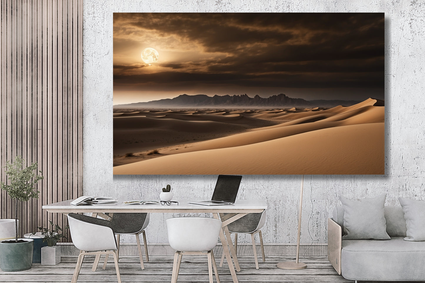 Poster einer Wüstenlandschaft im Vollmondlicht in einem modernen Arbeitsbereich mit Holzwand, Tisch, laptop und daneben einer hellen Sitzgruppe.