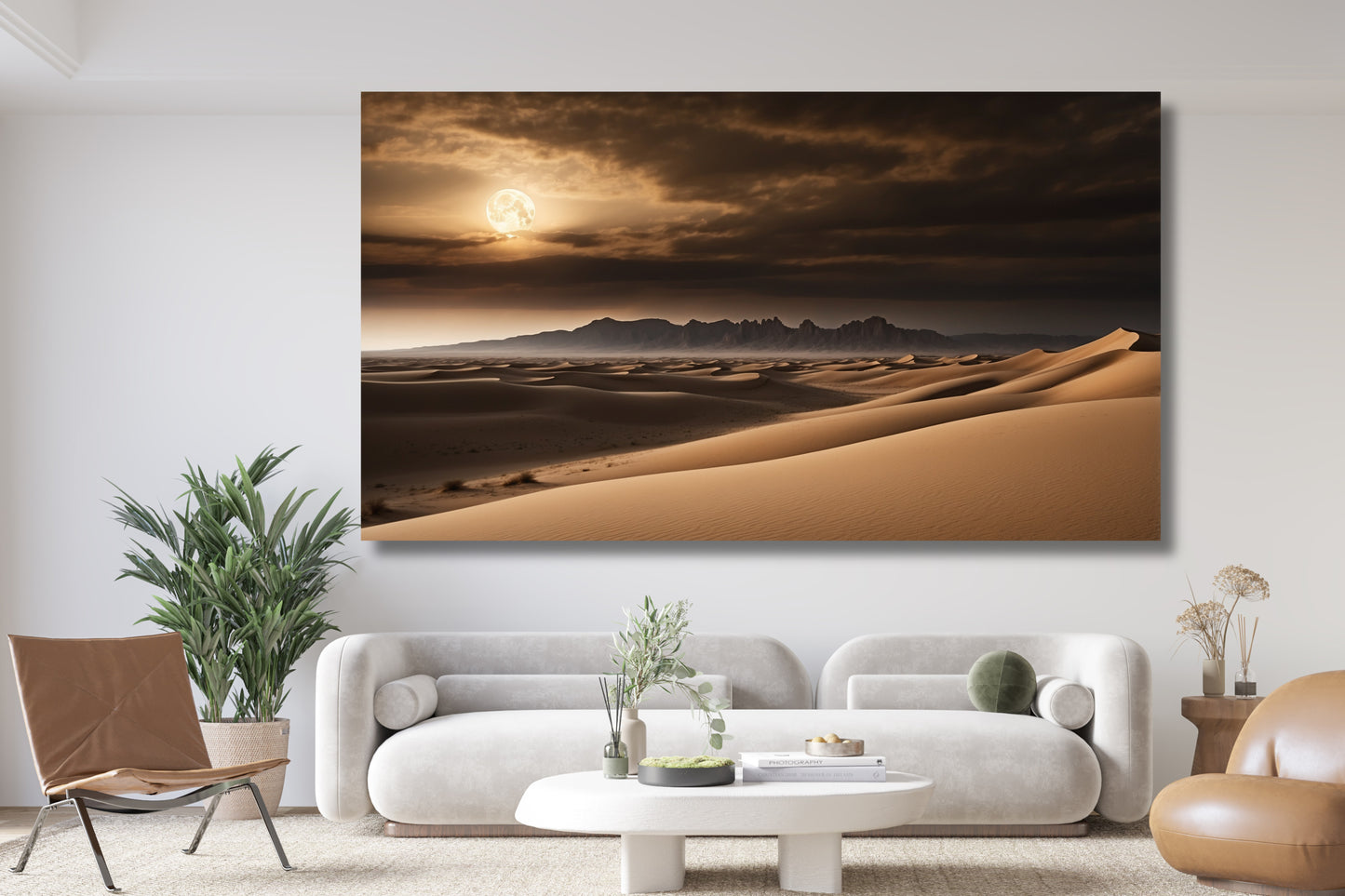 Poster einer Wüstenlandschaft im Vollmondlicht über einem beigen Sofa in einem hellen Wohnzimmer mit Pflanzen und modernem Couchtisch.