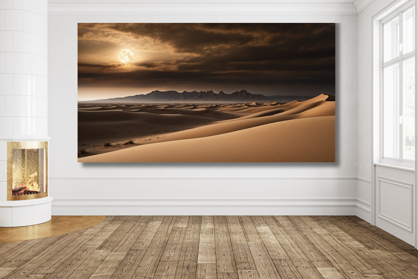 Poster einer Wüstenlandschaft im Vollmondlicht an einer weißen Wand in einem eleganten noch leeren Zimmer mit Kamin und großen Fenstern.