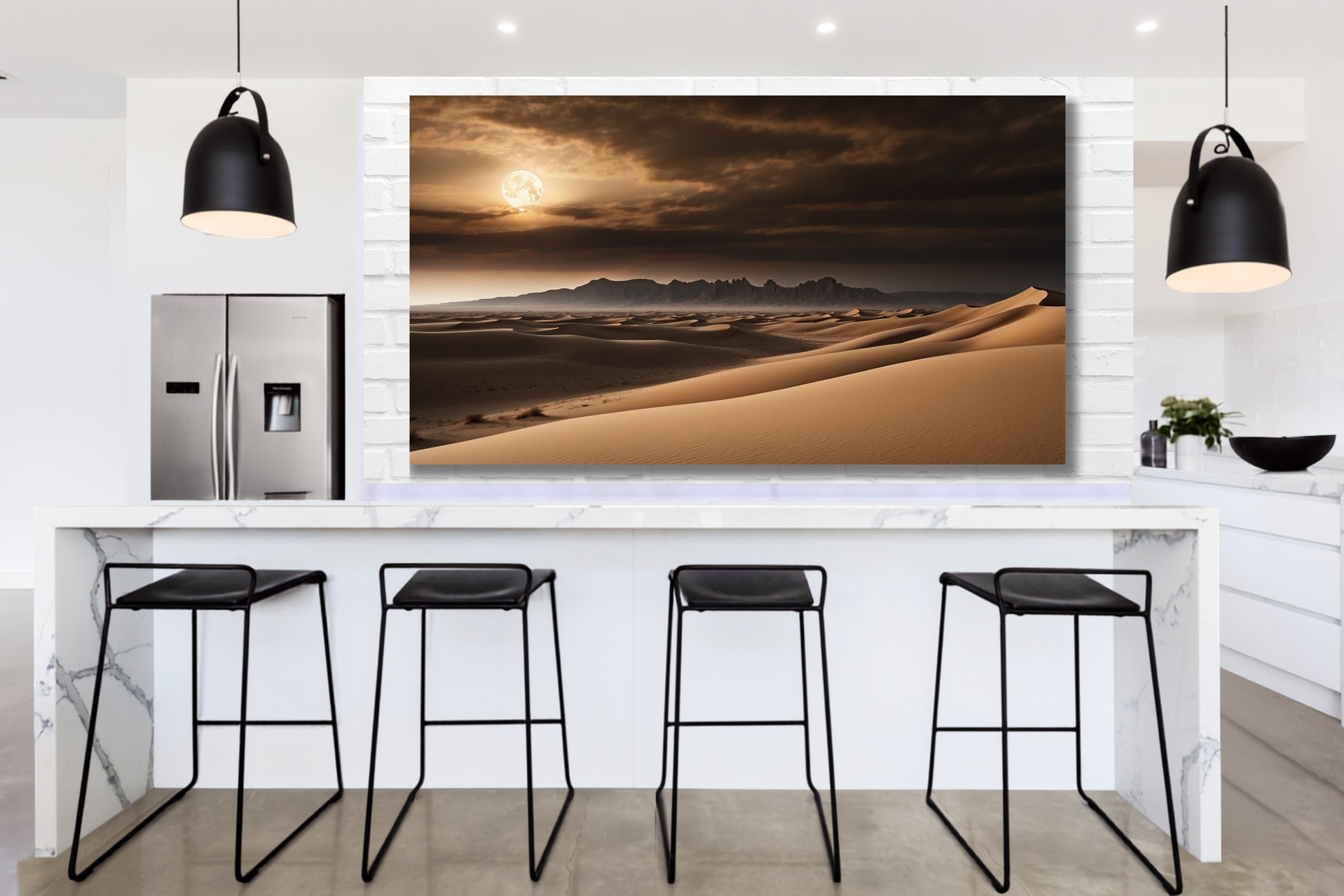 Poster einer Wüstenlandschaft im Vollmondlicht über einer Kücheninsel in einer modernen Küche mit schwarzen Pendelleuchten und Barhockern