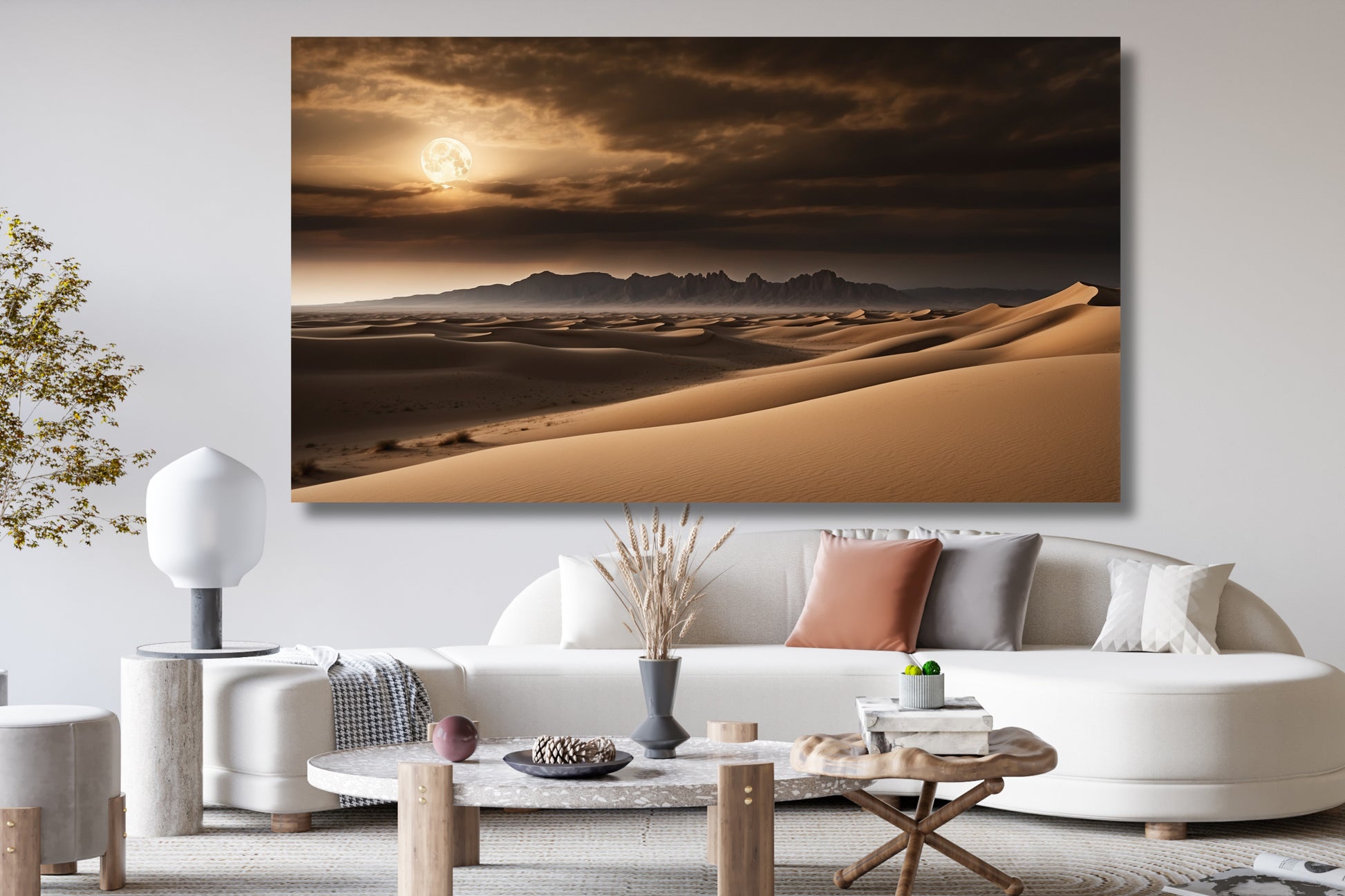 Poster einer Wüstenlandschaft im Vollmondlicht über einem weißen Sofa in einem hellen Wohnzimmer mit modernem Couchtisch und stilvoller Dekoration.