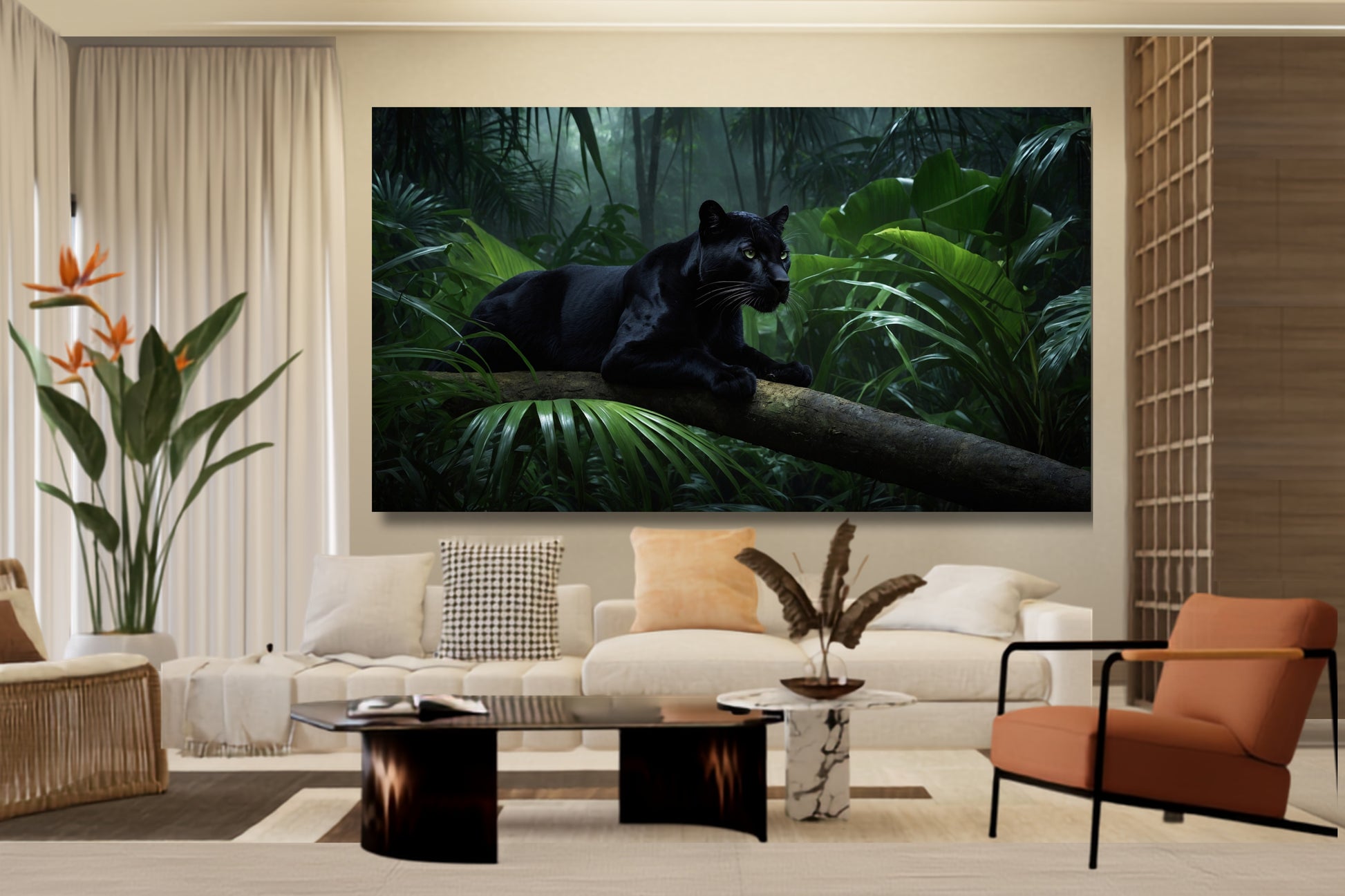 Poster eines schwarzen Panthers mit hellgrünem Blick im Regenwald an heller Wand über einem beigefarbenen Sofa und einer Paradiesvogelblume