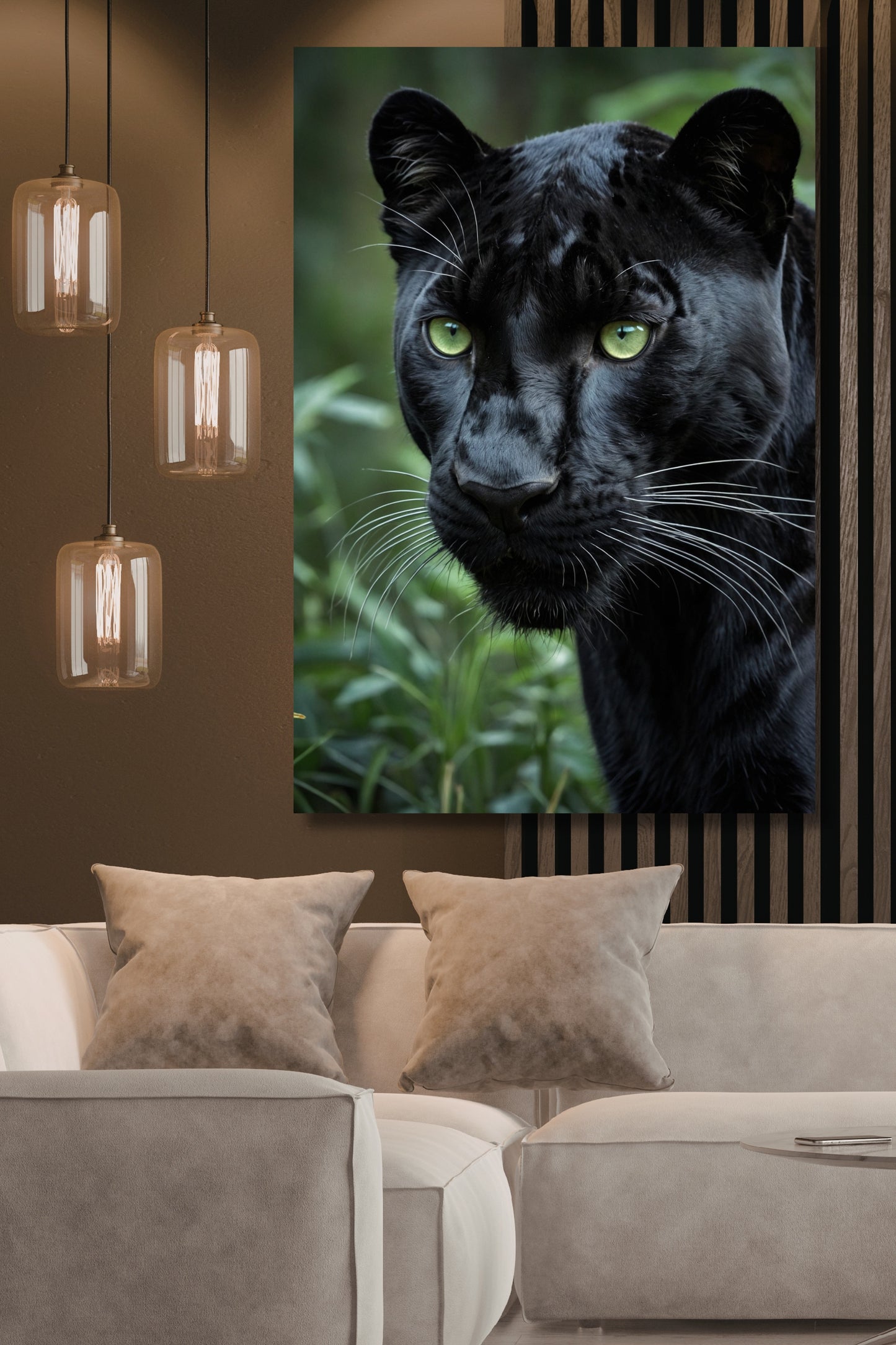 Poster eines schwarzen Panthers im Seitenprofil über einem hellen Sofa in einem dunklen Wohnzimmer mit Pendelleuchten und Holzwand.