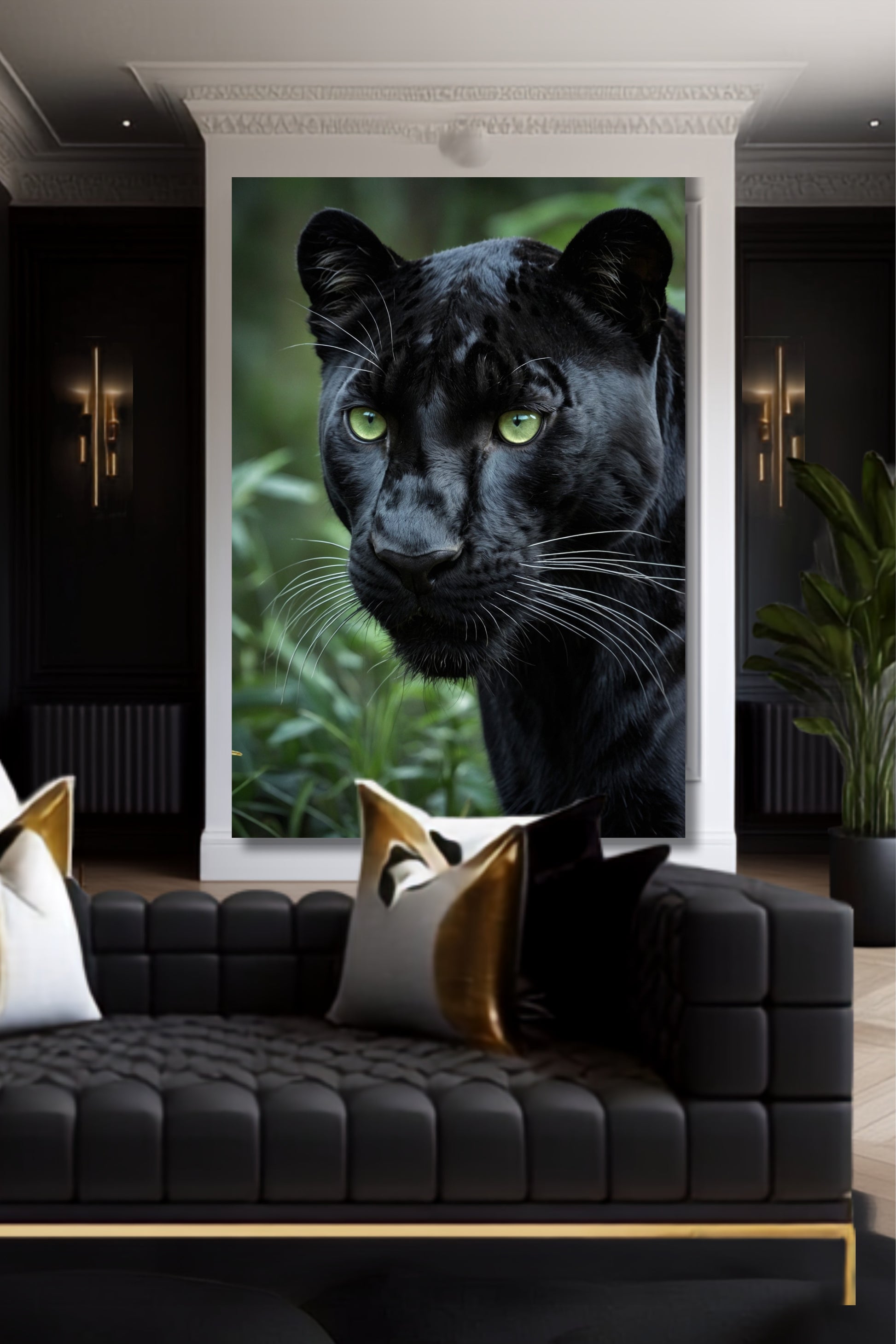 Poster eines schwarzen Panthers im Seitenprofil über einem schwarzen Sofa in einem luxuriösen Wohnzimmer mit dunkler Wandgestaltung und goldenen Akzenten.