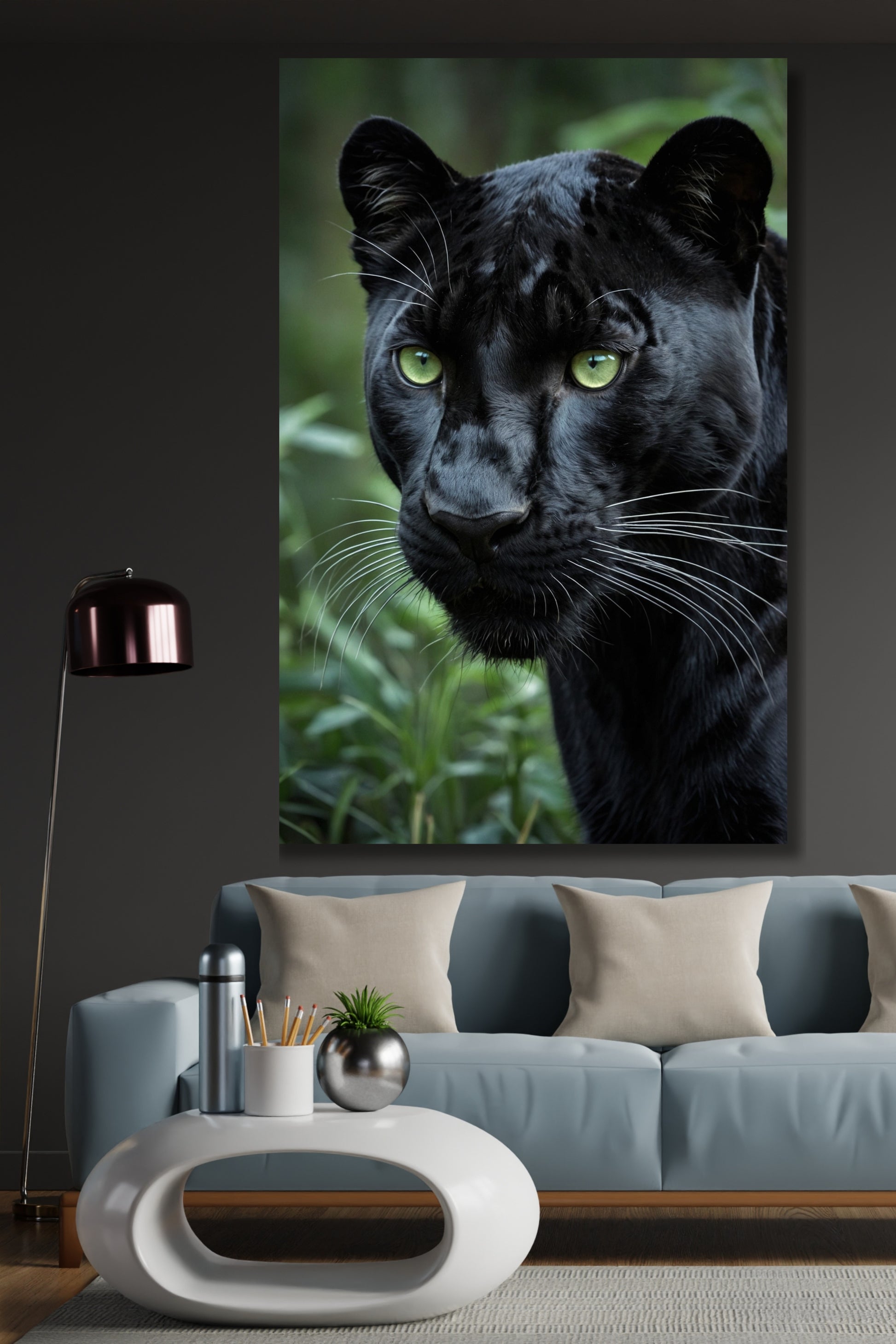 Poster eines schwarzen Panthers im Seitenprofil über einem hellblauen Sofa in einem modernen Wohnzimmer mit dunkler Wand und Stehlampe.