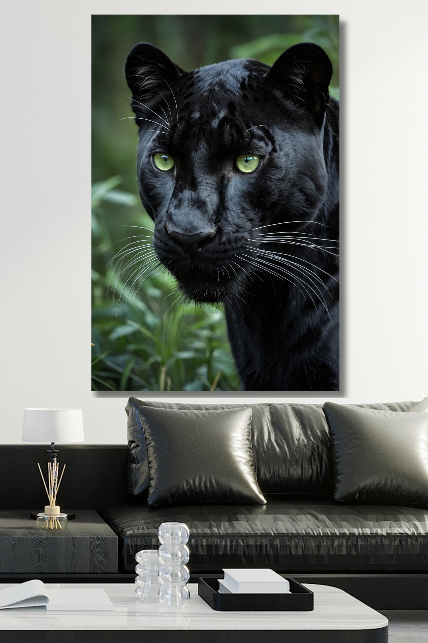Poster eines schwarzen Panthers im Seitenprofil über einem schwarzen Ledersofa in einem modernen Wohnzimmer mit heller Wand und weißem Couchtisch.