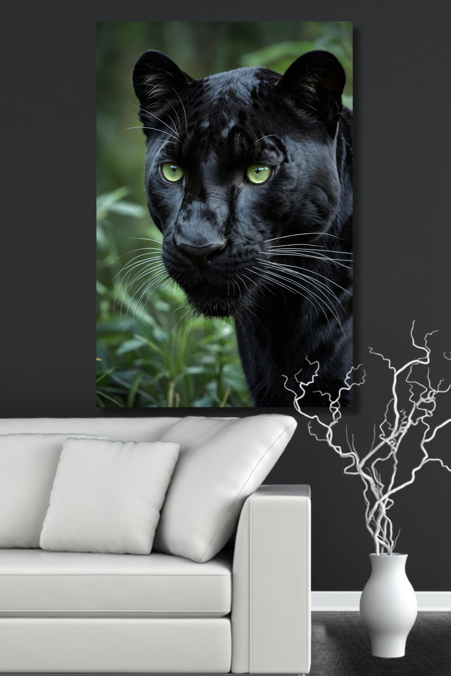 Poster eines schwarzen Panthers im Seitenprofil über einem weißen Sofa in einem modernen Wohnzimmer mit dunkler Wand und weißer Bodenvase.