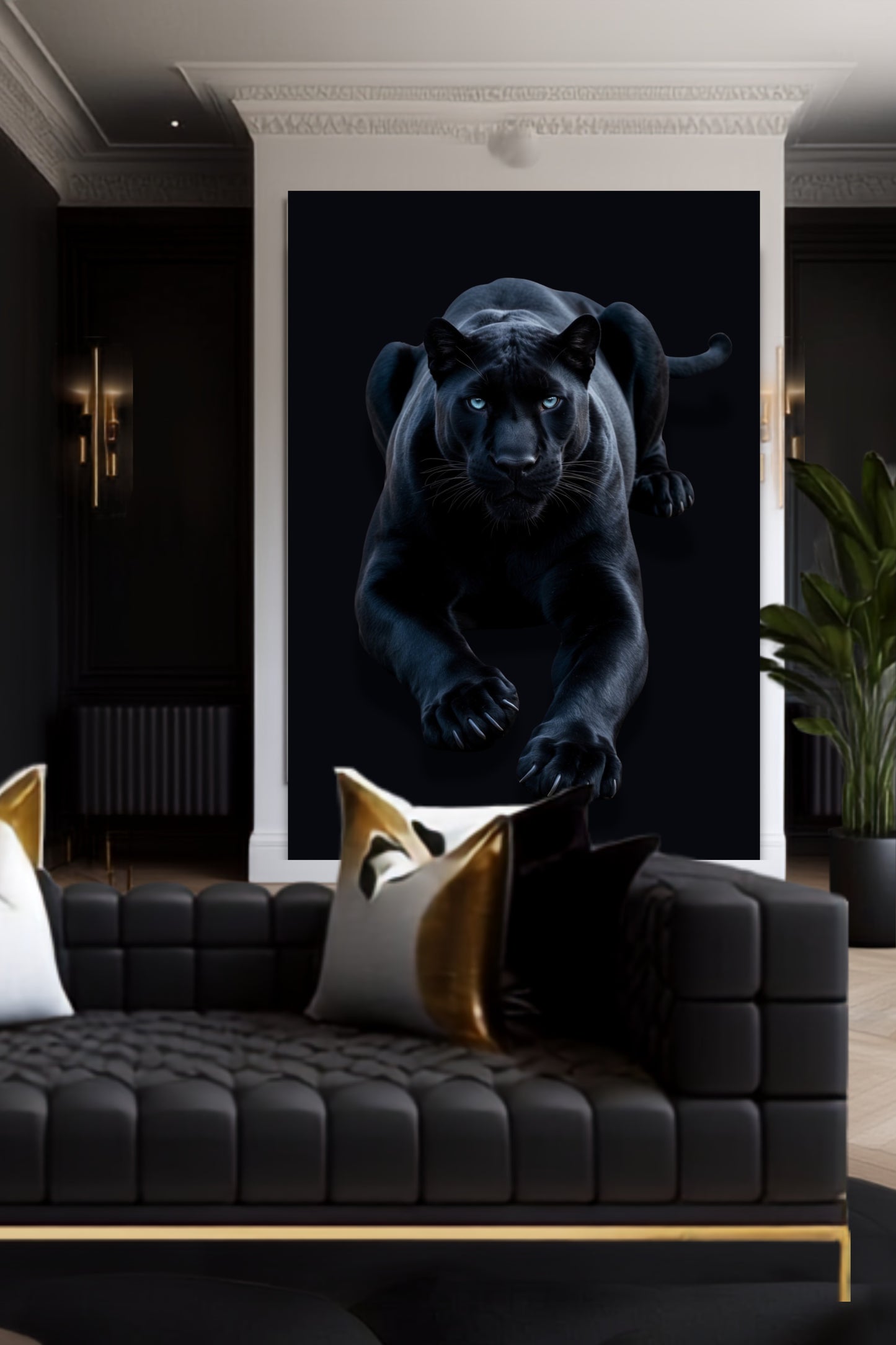 Poster eines eleganten schwarzen Panthers an einer weissen Säule über einem schwarzen Sofa mit goldfarbenen Kissen und Goldleuchten an der Wand in einem eleganten Wohnzimmer