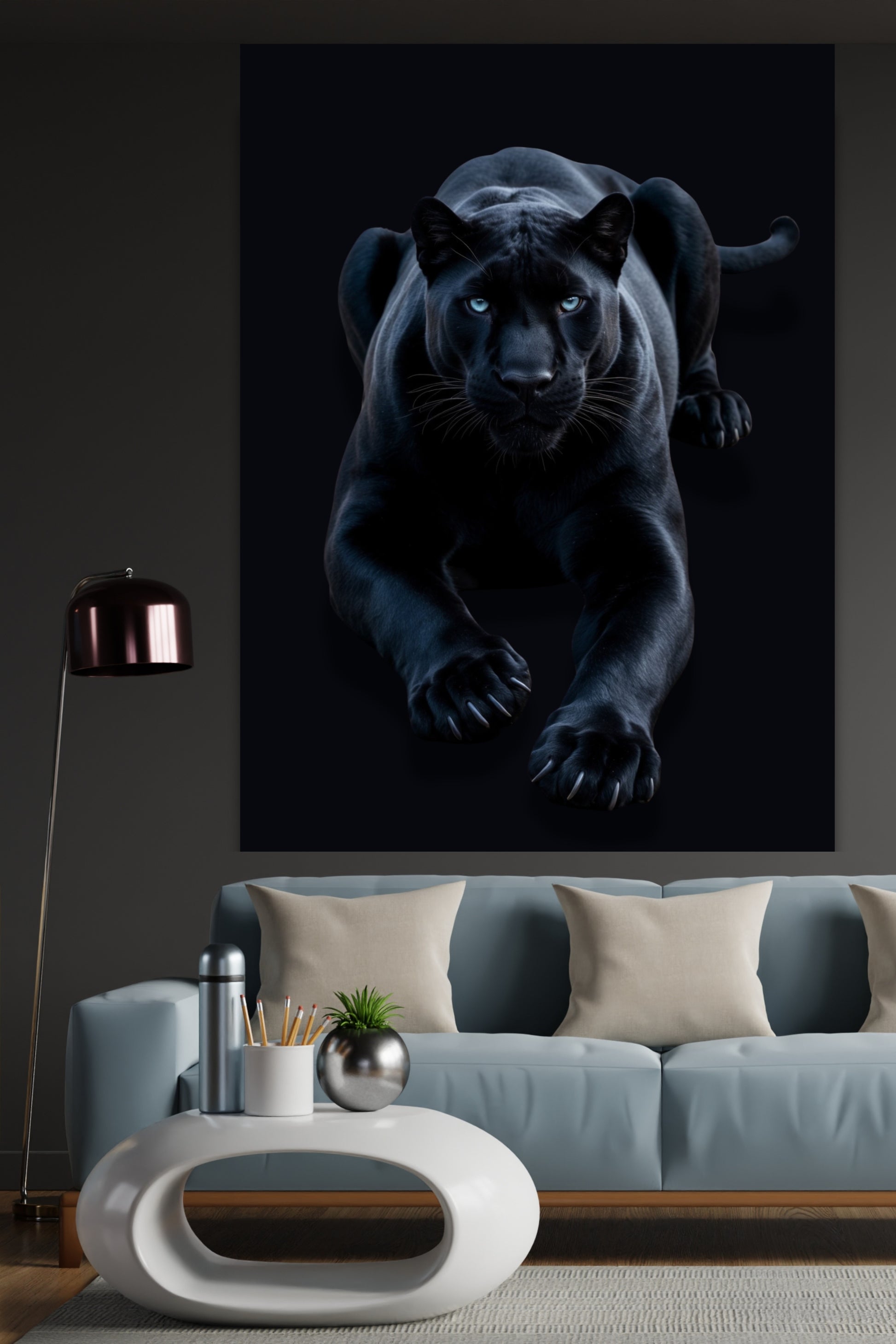 Poster eines eleganten schwarzen Panthers an einer grauen Wand neben einer silberfarbenen Stehlampe über einem hellblauen Sofa und einem weissen modernen Couchtisch