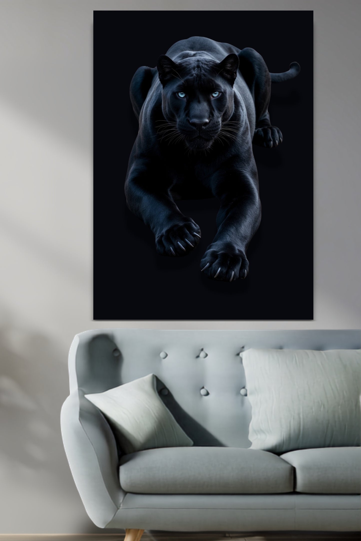 Poster eines eleganten schwarzen Panthers an einer hellen Wand über einem hellblauen Sofa