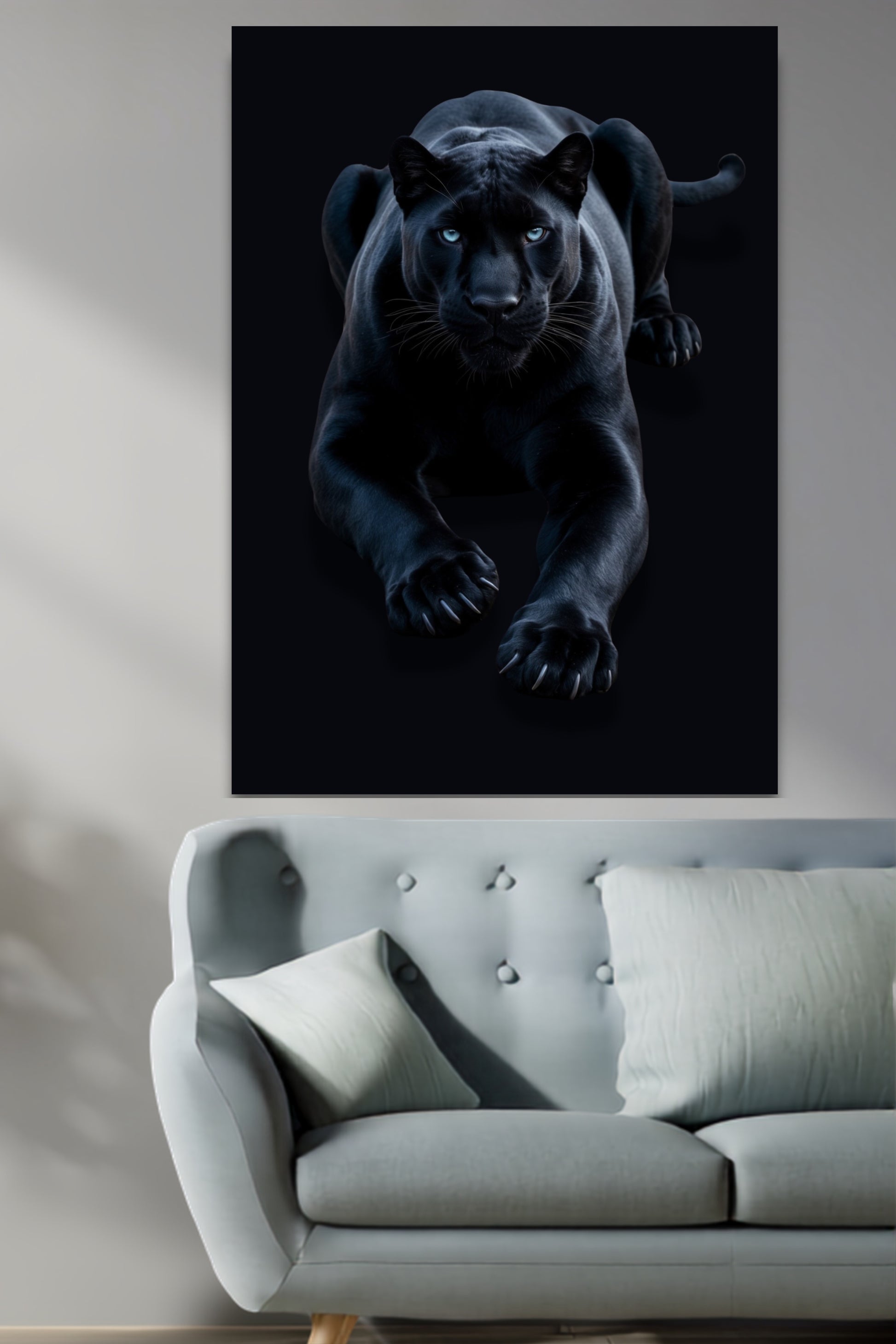 Poster eines eleganten schwarzen Panthers an einer hellen Wand über einem hellblauen Sofa