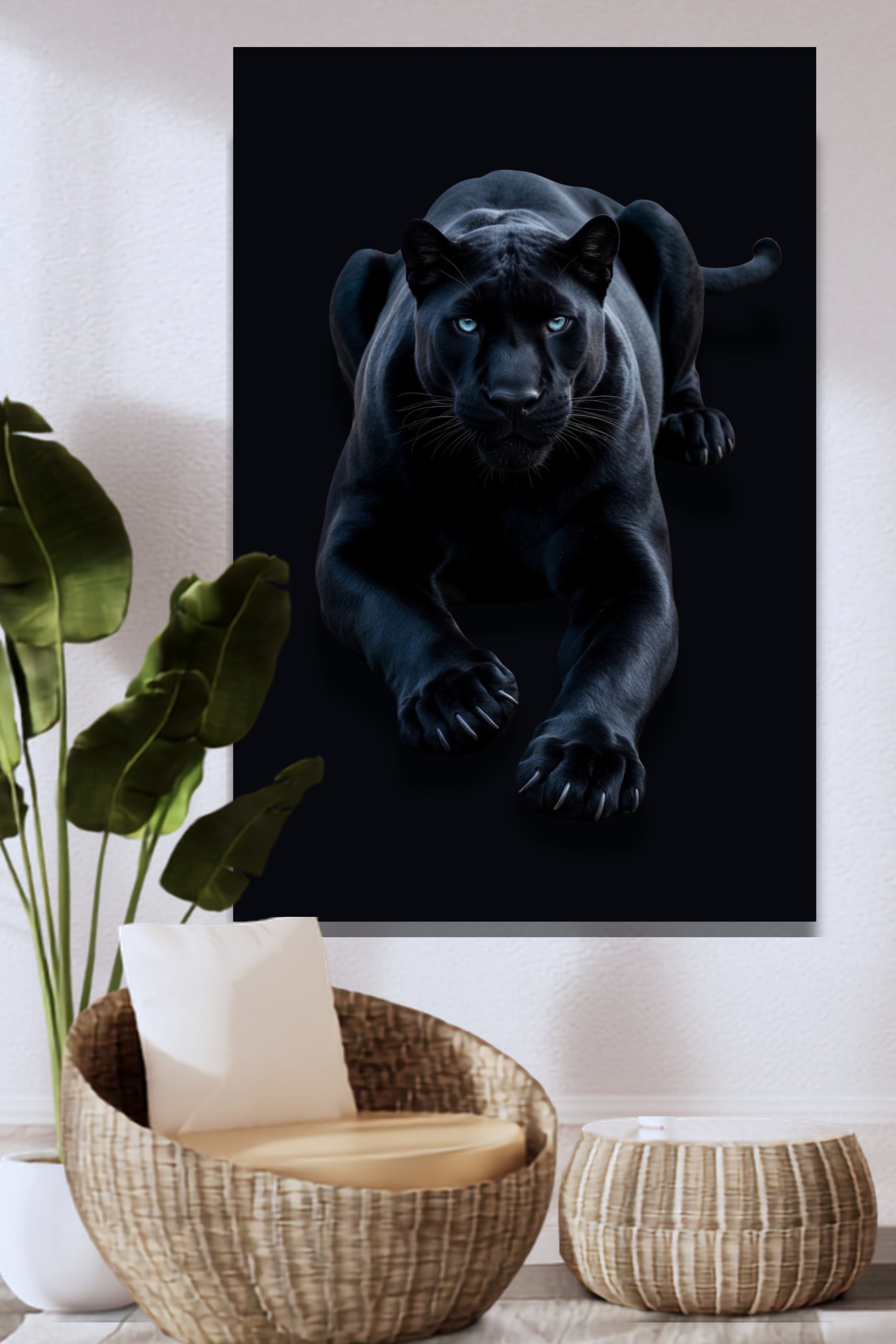 Poster eines eleganten schwarzen Panthers an einer weissen Wand über einem Korbsessel einem Korbtisch und einer Grünpflanze