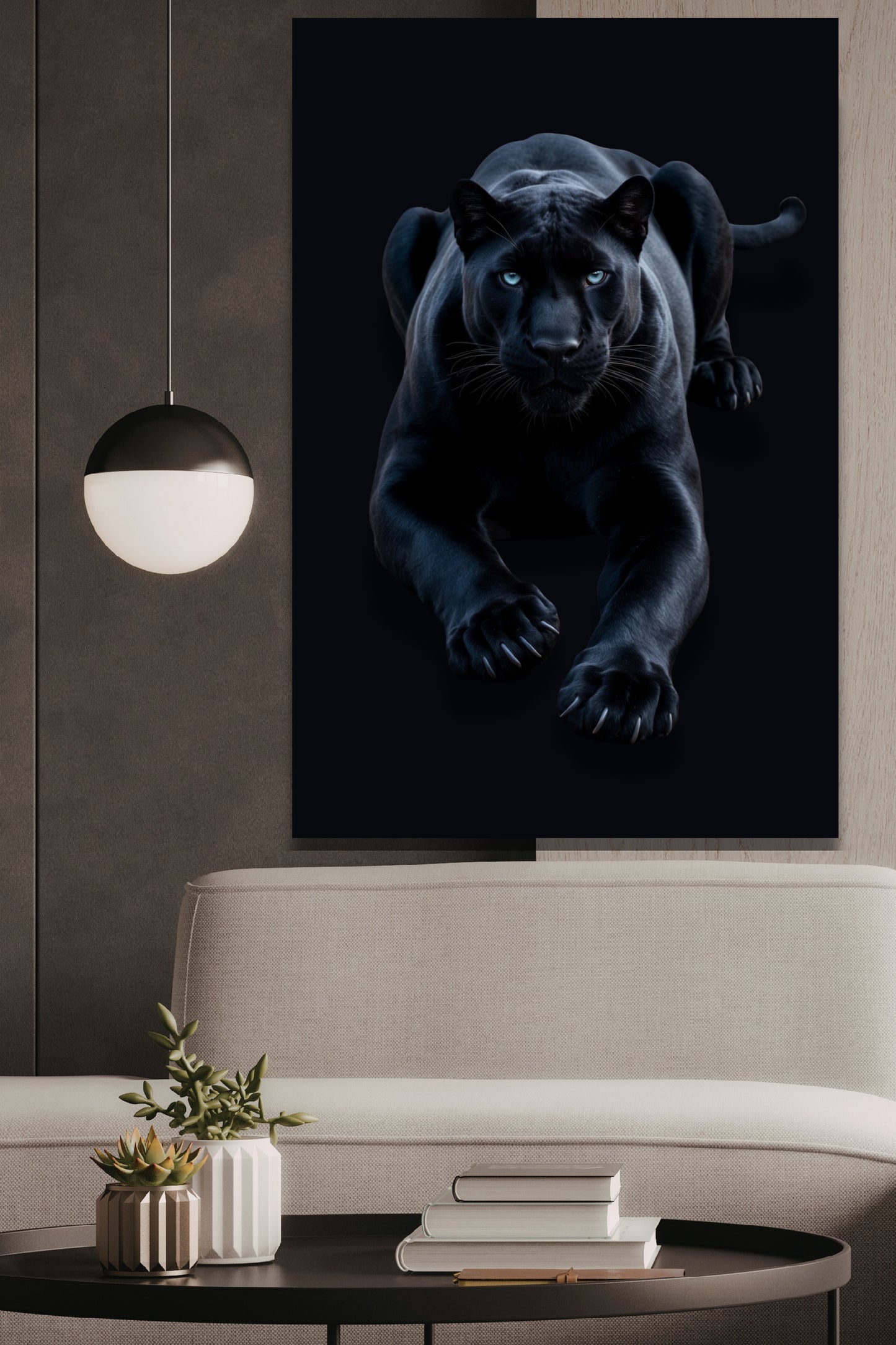 Poster eines eleganten schwarzen Panthers an einer grauen Wand neben einer weissen Pendelleuchte über einem weissen Sofa