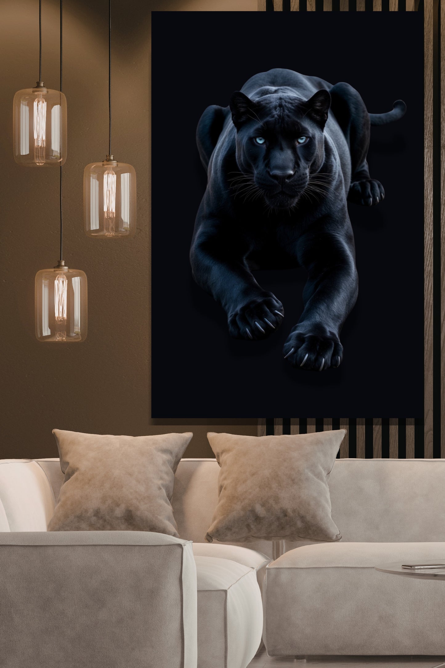 Poster eines eleganten schwarzen Panthers an einer Wand aus Holzpaneelen, neben drei Pendelleuchten über einem hellen Sofa mit Kissen