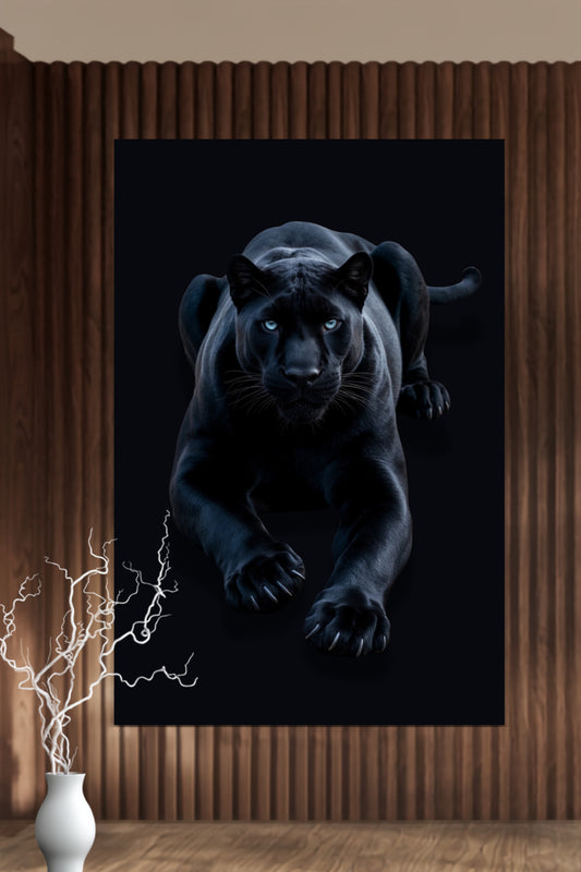 Poster eines eleganten schwarzen Panthers vor einer Wand aus Holzpaneelen