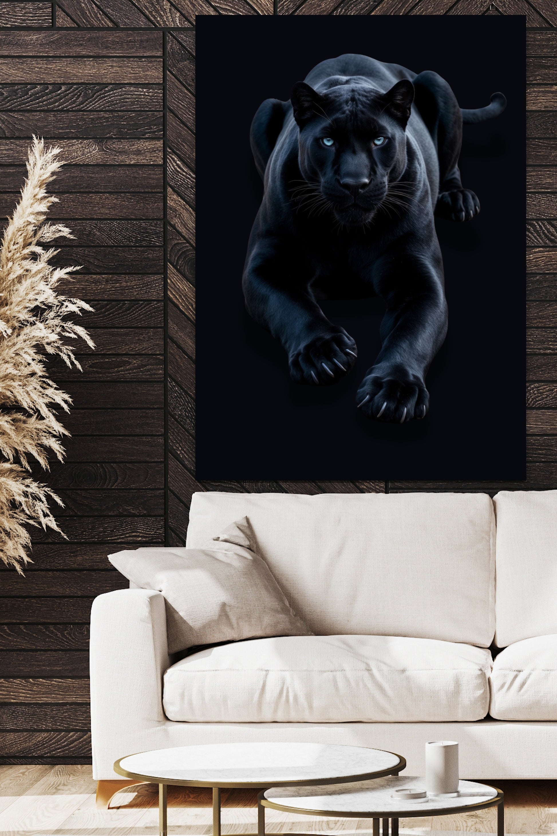 Poster eines eleganten schwarzen Panthers an einer Wand aus Holzpaneelen über einem weißen Sofa 