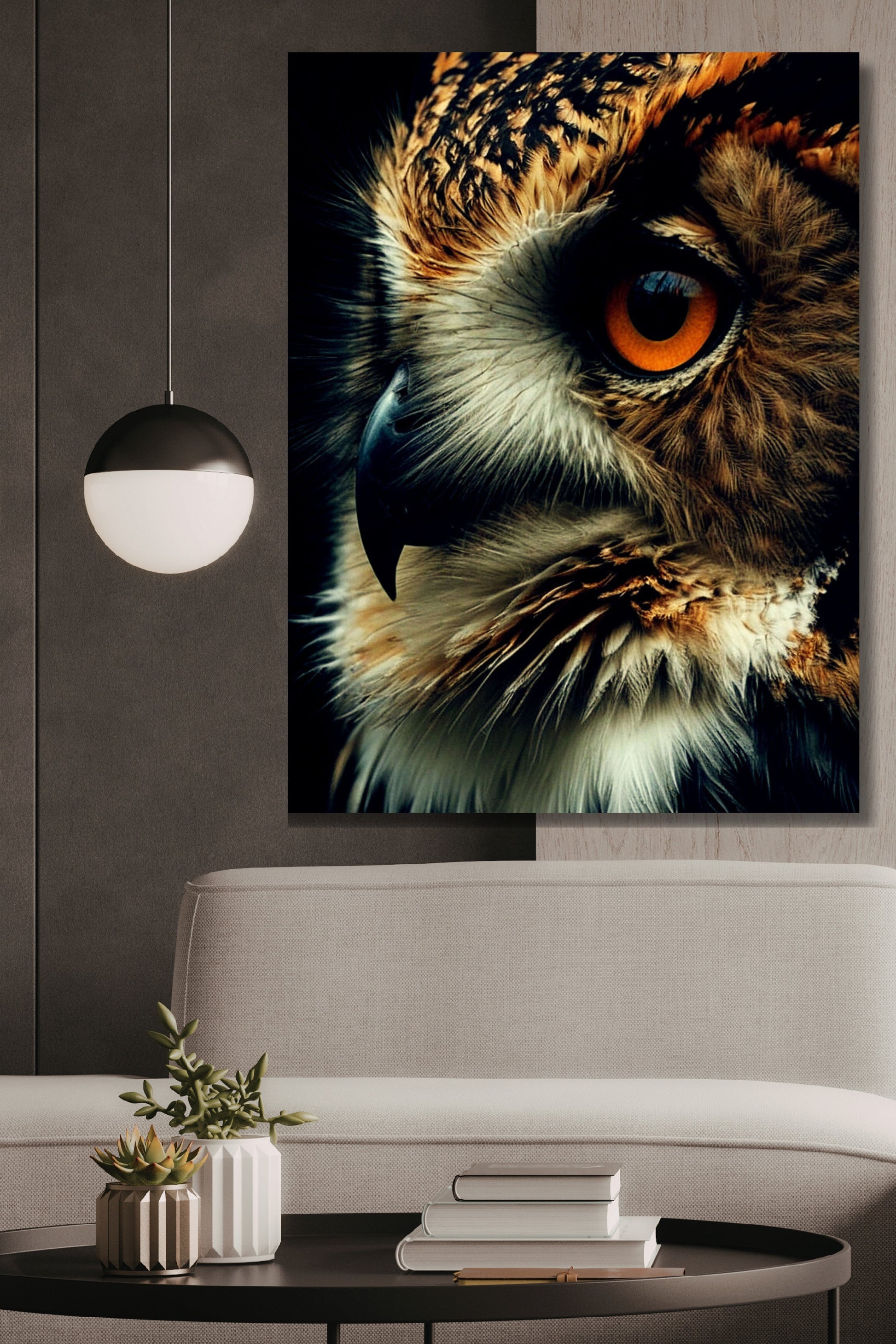 Poster einer Eule im Close up an einer dunklen Wand neben einer weißen Pendelleuchte über einem weissen Sofa