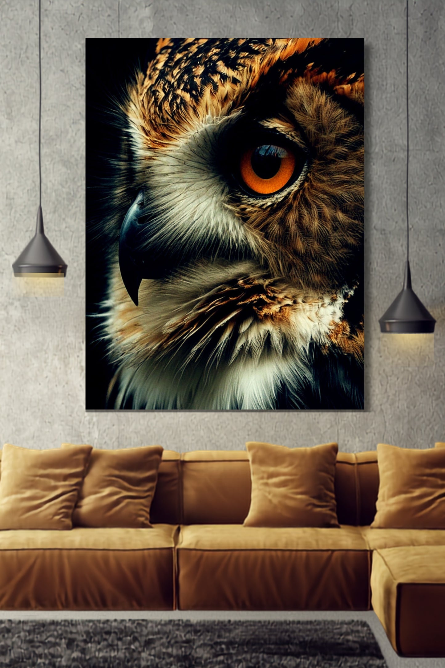Poster einer Eule im Close up an heller Wand neben zwei Pendelleuchten über einem ockerfarbenen Ecksofa