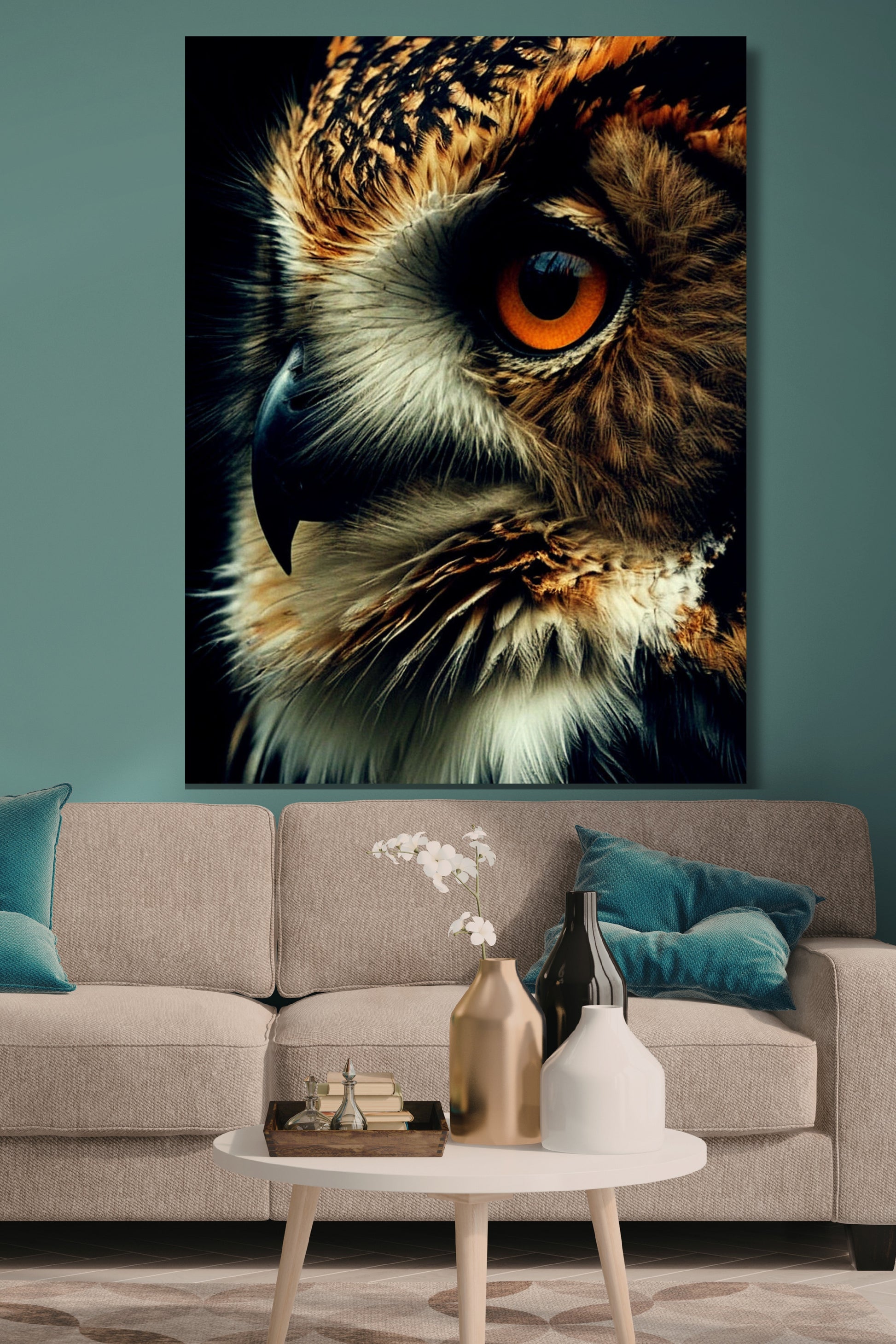 Poster einer Eule im Cose Up  an türkisfarbener Wand über einem hellen Sofa mit türkisfarbenen Kissen