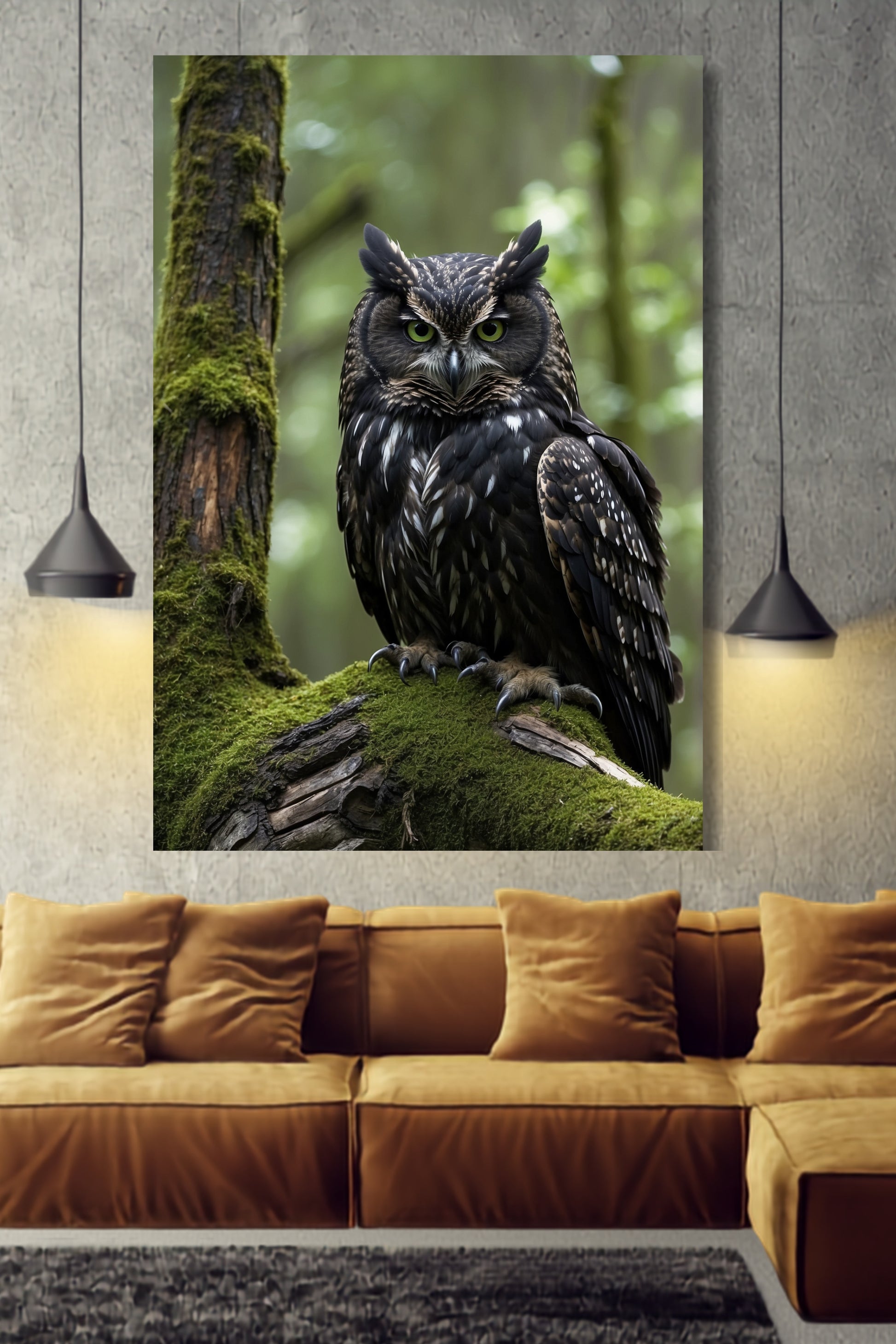 Poster Eule im moosigen Wald als Wandkunst über einem cognacfarbenen Sofa vor einer Betonwand mit zwei Pendelleuchten.
