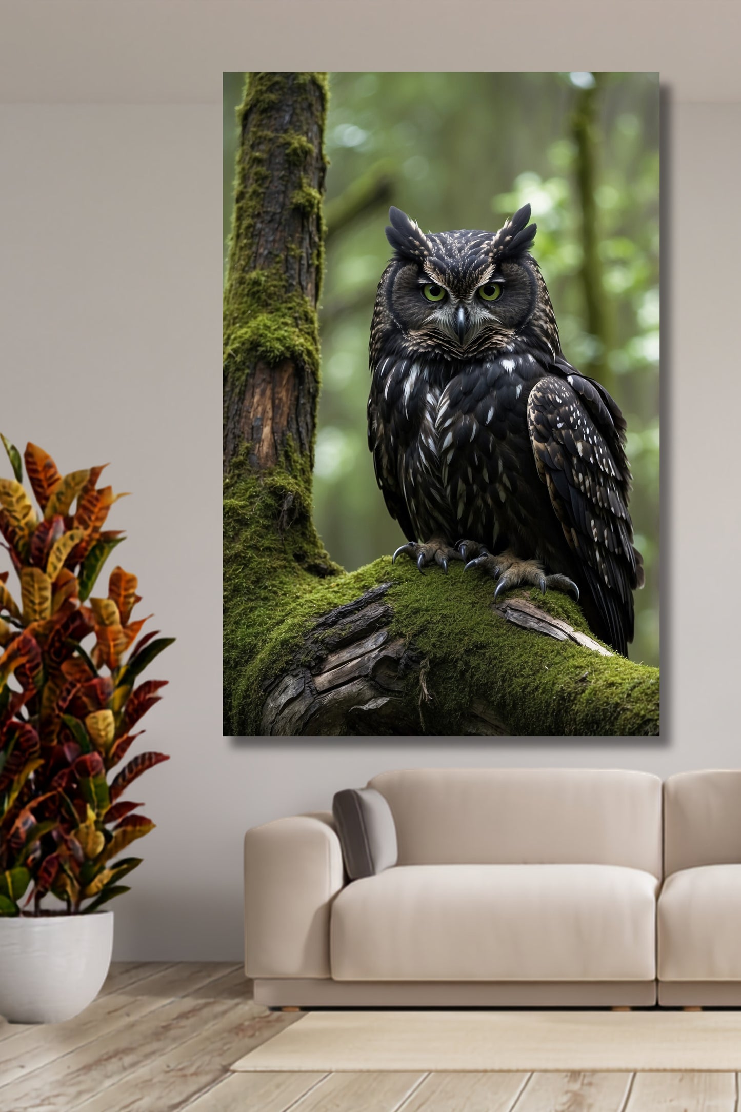 Poster Eule im moosigen Wald als Wandkunst über einem cremefarbenen Sofa neben einer großen Zimmerpflanze vor heller Wand.