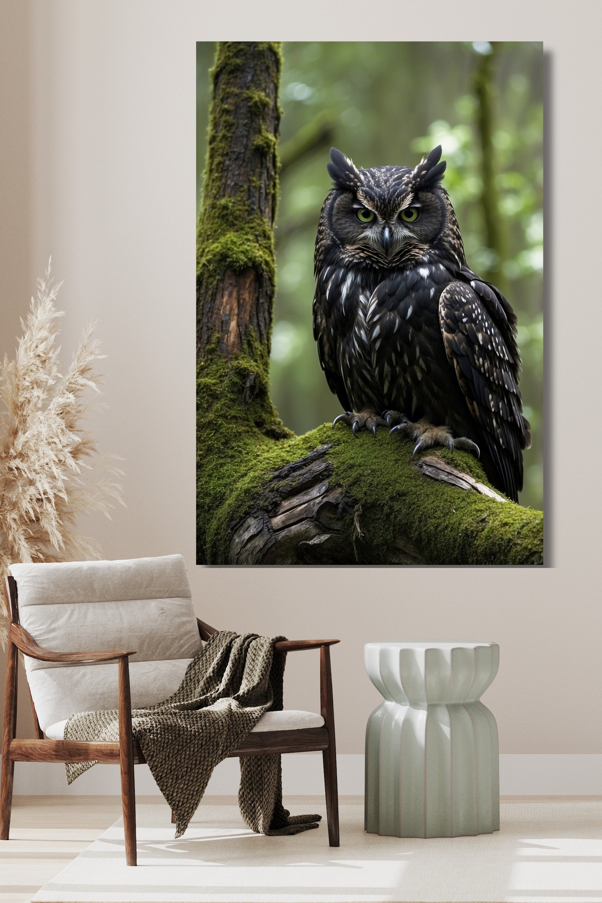 Poster Eule im moosigen Wald als Wandkunst über einem Holzsessel mit hellem Kissen, grünem Beistelltisch und dekorativen Trockenpflanzen vor heller Wand.