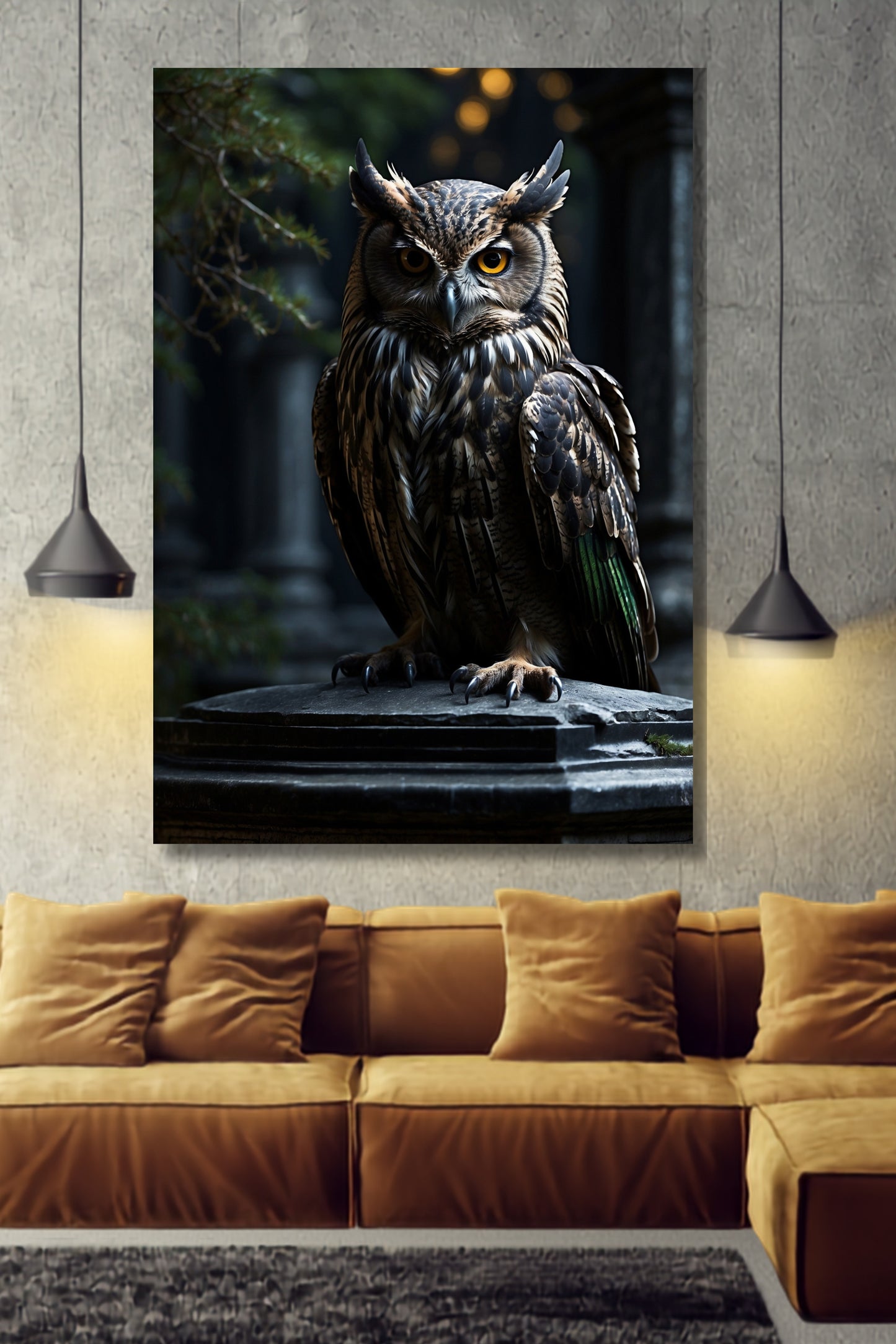 Poster Eule mit klarem Blick als Wandkunst über einem cognacfarbenen Sofa vor einer Betonwand mit zwei Pendelleuchten.