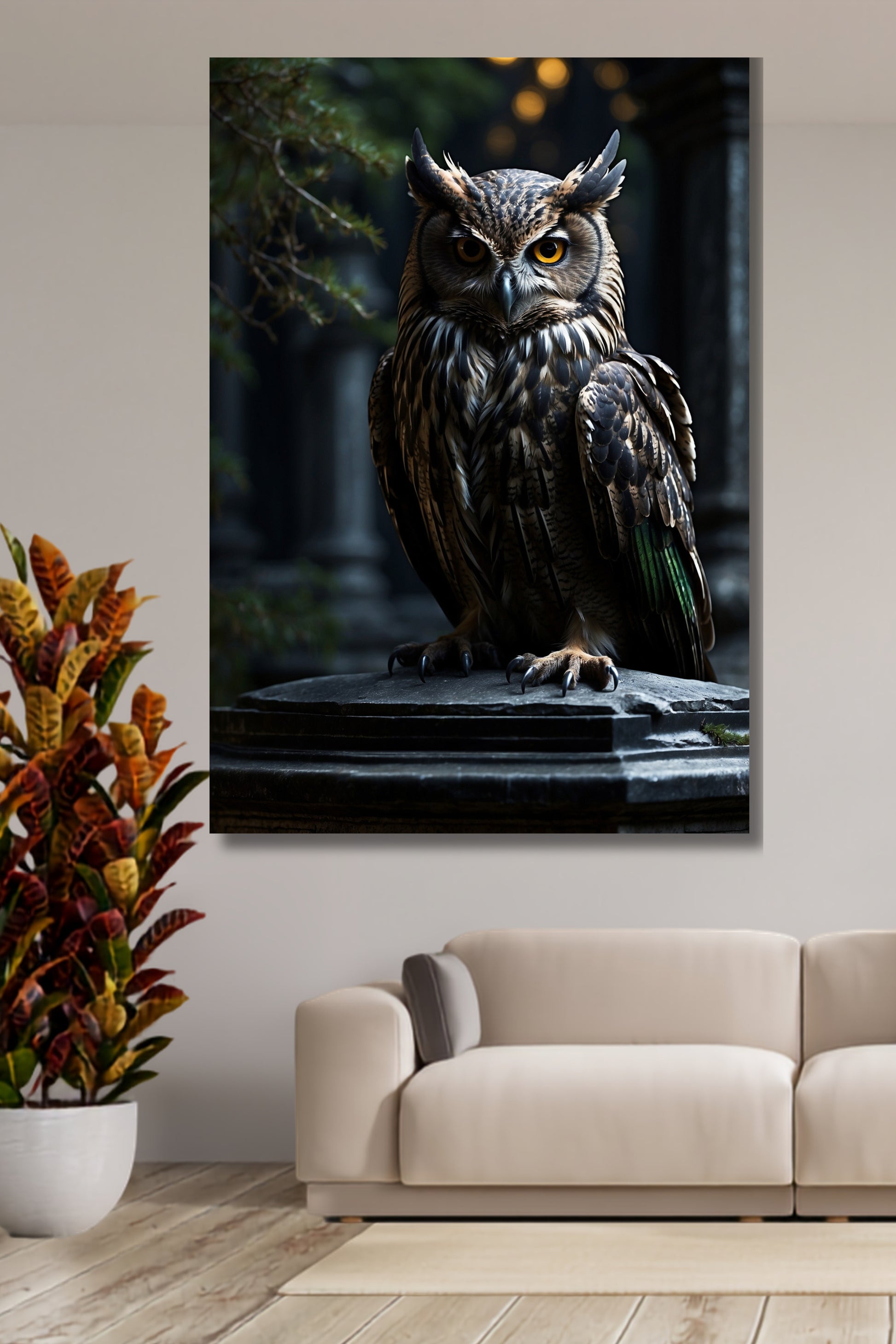 Poster Eule mit klarem Blick als Wandkunst über einem cremefarbenen Sofa neben einer großen Zimmerpflanze vor heller Wand.