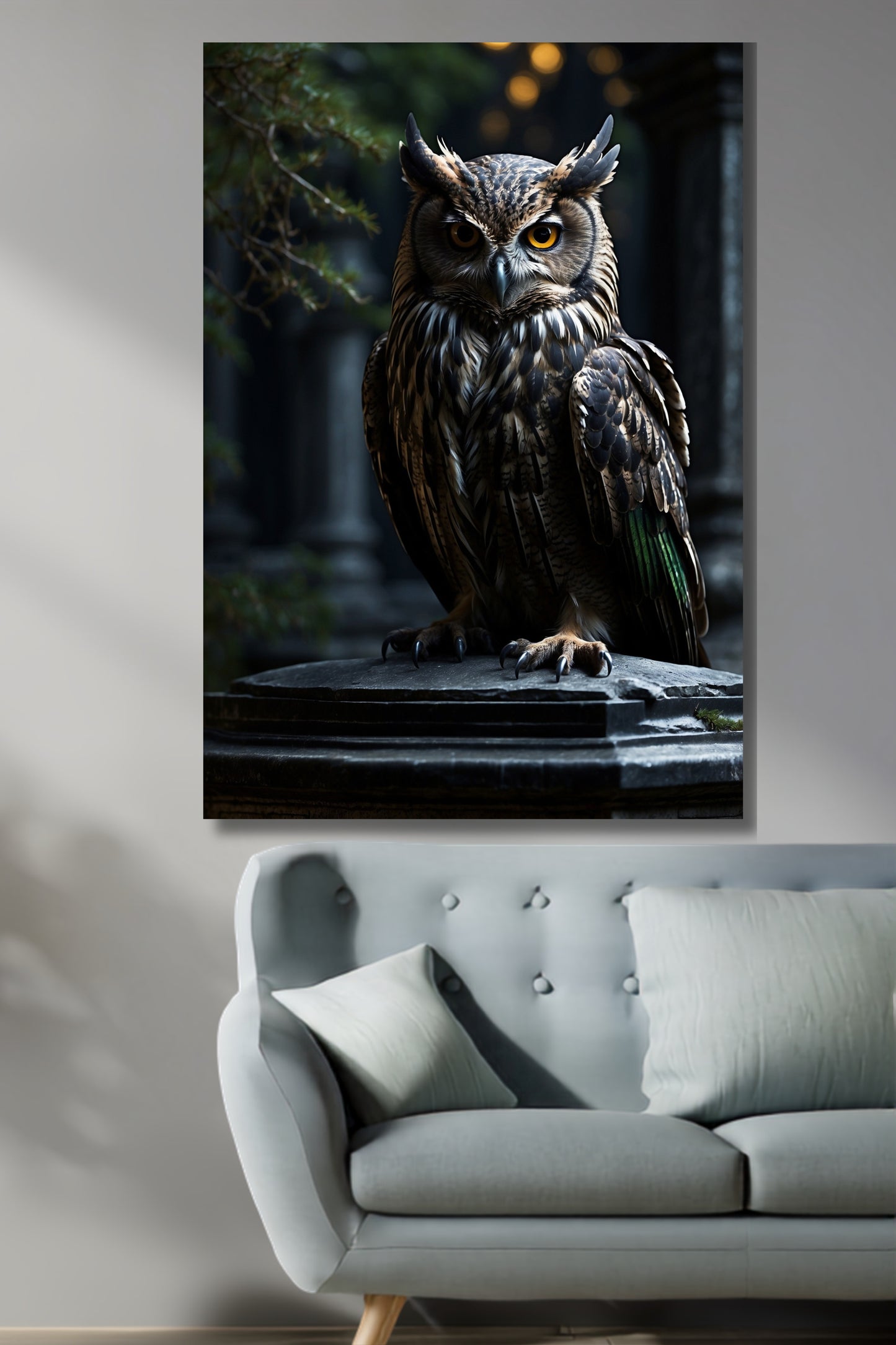 Poster Eule mit klarem Blick als Wandkunst über einem hellgrauen Sofa vor heller Wand mit seitlich einfallendem Tageslicht.