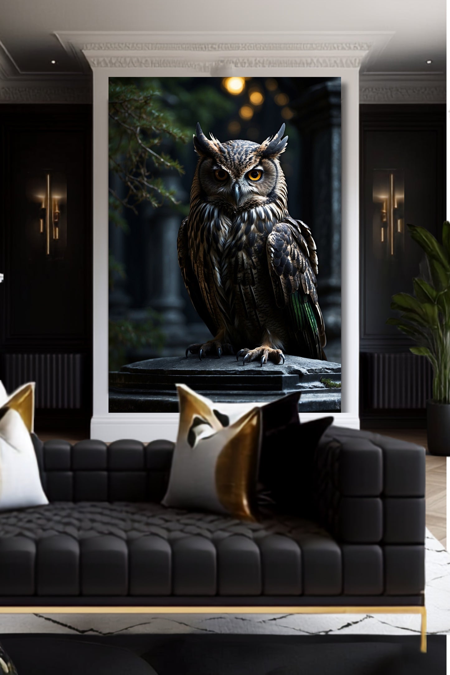 Poster Eule mit klarem Blick als Wandkunst über einem schwarzen Sofa mit goldenen Kissen in einem elegant gestalteten Wohnraum.
