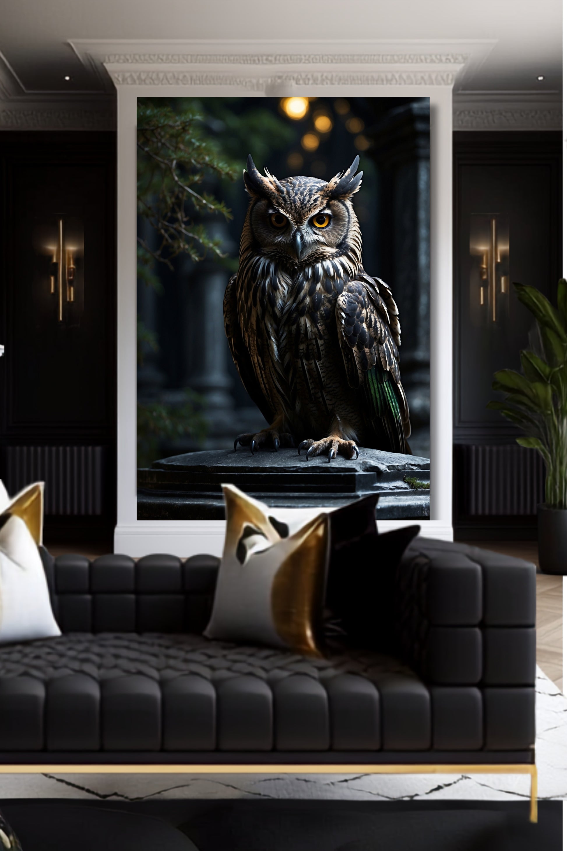 Poster Eule mit klarem Blick als Wandkunst über einem schwarzen Sofa mit goldenen Kissen in einem elegant gestalteten Wohnraum.