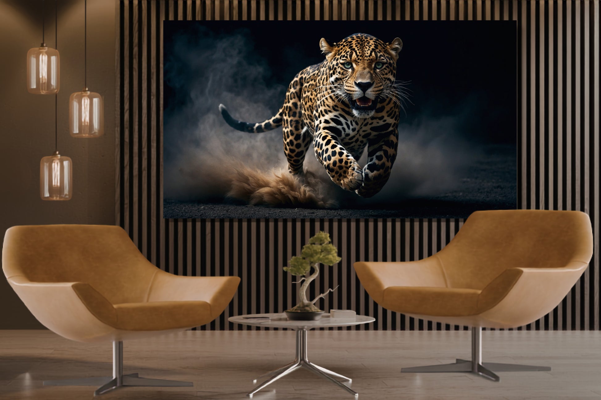 Poster eines Jaguars mit faszinierendem Blick an Wand mit Holzpaneelen und drei Pendelleuchten über zwei modernen ockerfarbenen Ledersesseln im Loungebereich