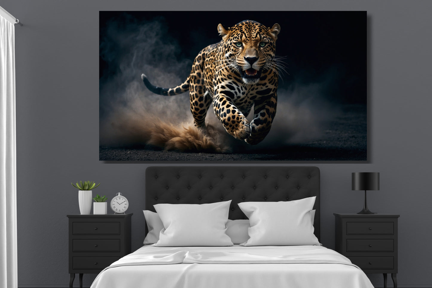 Poster eines Jaguars mit faszinierendem Blick an dunkler Wand über schwarzem Bett mit zwei schwarzen Nachtschränkchen