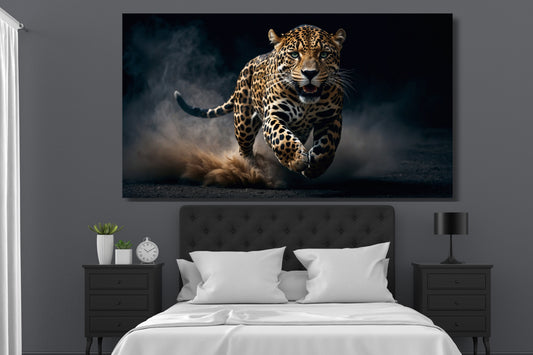 Poster eines Jaguars mit faszinierendem Blick an dunkler Wand über schwarzem Bett mit zwei schwarzen Nachtschränkchen
