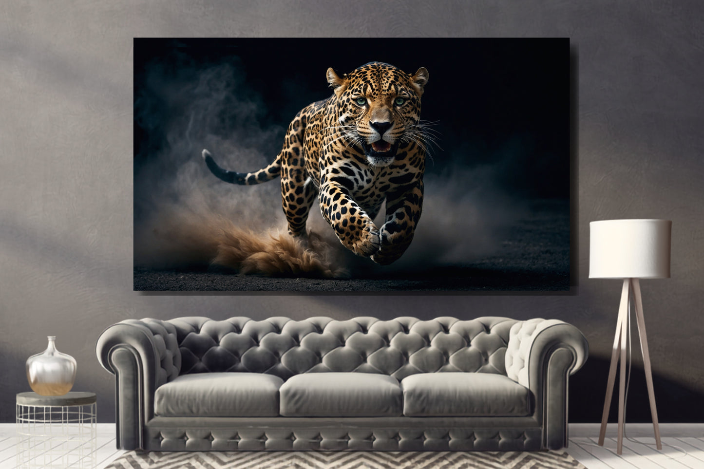 Poster eines Jaguars mit faszinierendem Blick an grauer Wand über silberfarbenem Chesterfieldsofa, weißer Stehlampe und kleinem Beistelltisch mit silberfarbener Dekoration in stilvollem Ambiente