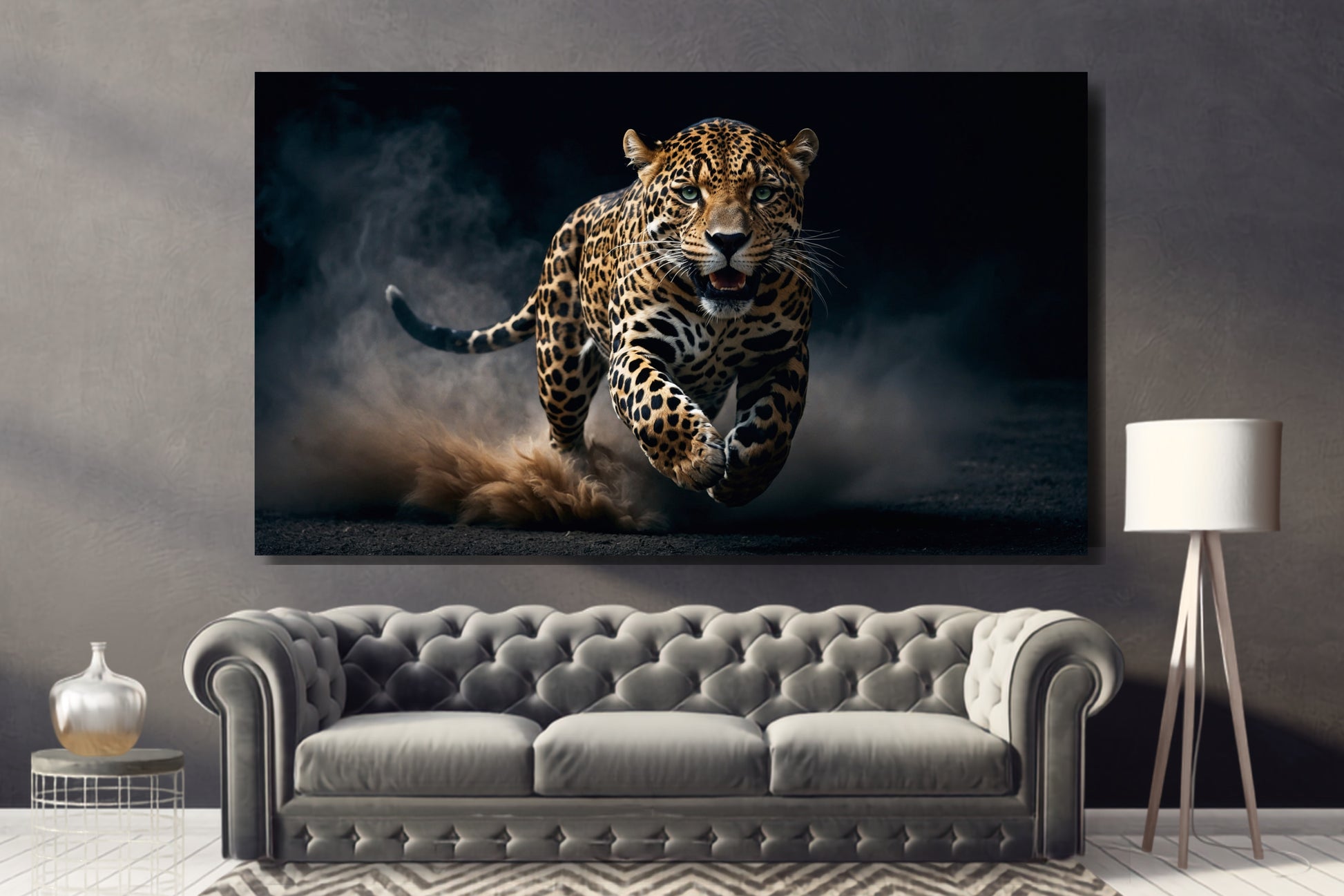 Poster eines Jaguars mit faszinierendem Blick an grauer Wand über silberfarbenem Chesterfieldsofa, weißer Stehlampe und kleinem Beistelltisch mit silberfarbener Dekoration in stilvollem Ambiente