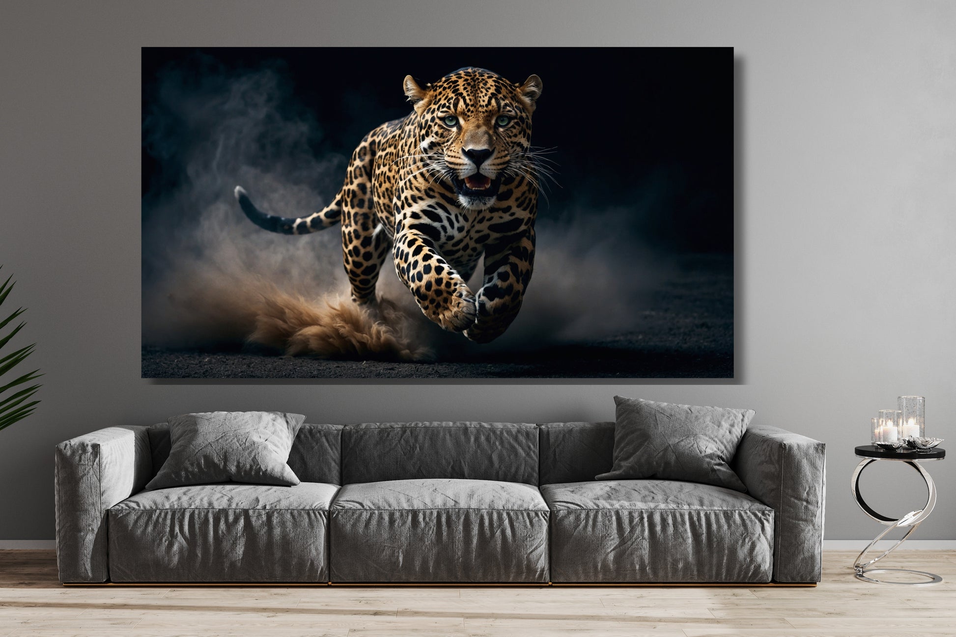 Poster eines Jaguars mit faszinierendem Blick an hellgrauer Wand über grauem Sofa neben einem  kleinen runden Beistelltisch