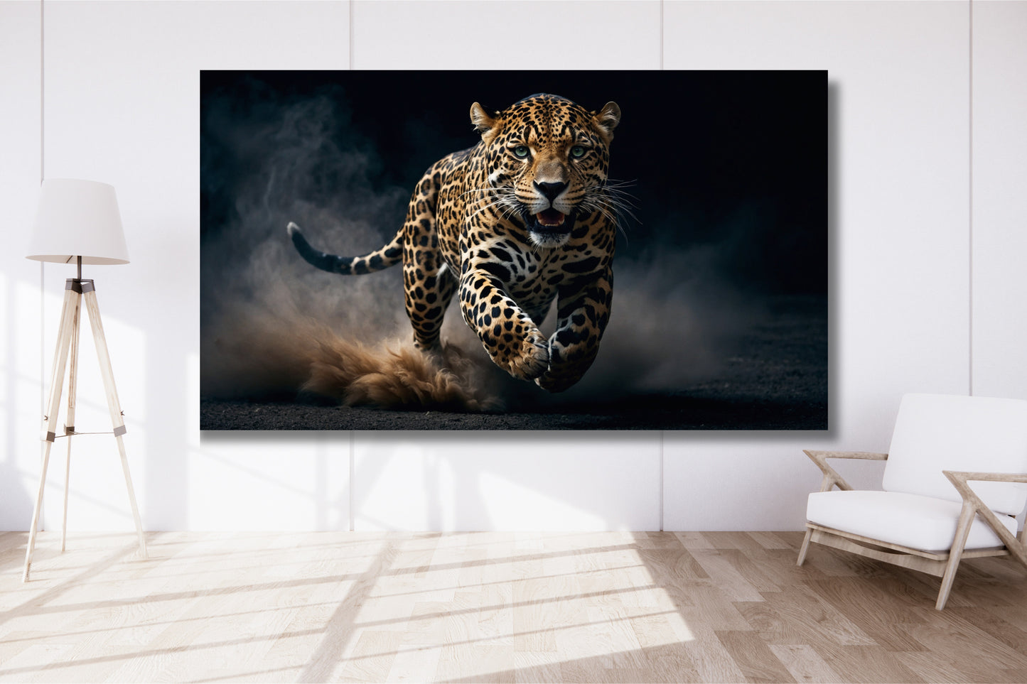 Poster eines Jaguars mit faszinierendem Blick an weißer Wand mit hellem Sessel und heller Stehlampe bei Tageslicht