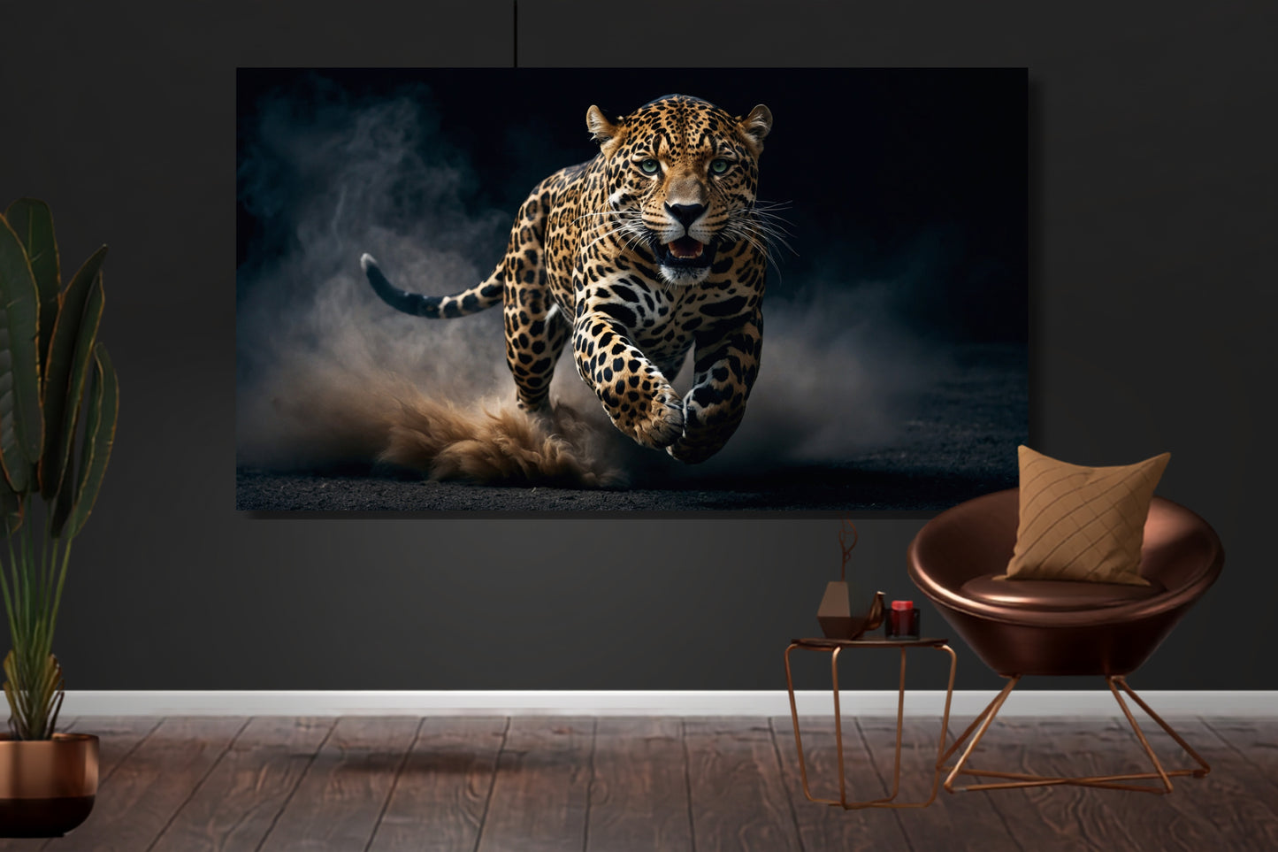 Poster eines Jaguars mit faszinierendem Blick an dunkler Wand über einem messingfarbenen runden Loungesessel mit Kissen, Beiselltisch und Grünpflanze in messingfarbenem Übertopf