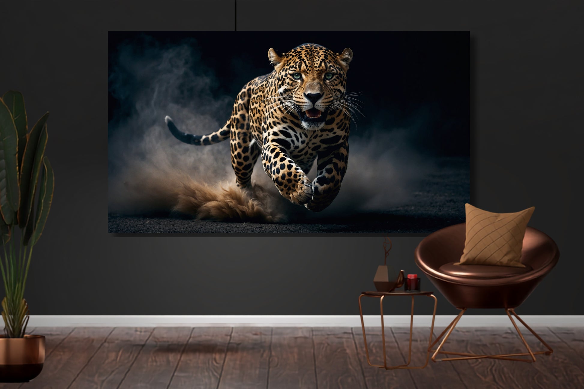 Poster eines Jaguars mit faszinierendem Blick an dunkler Wand über einem messingfarbenen runden Loungesessel mit Kissen, Beiselltisch und Grünpflanze in messingfarbenem Übertopf