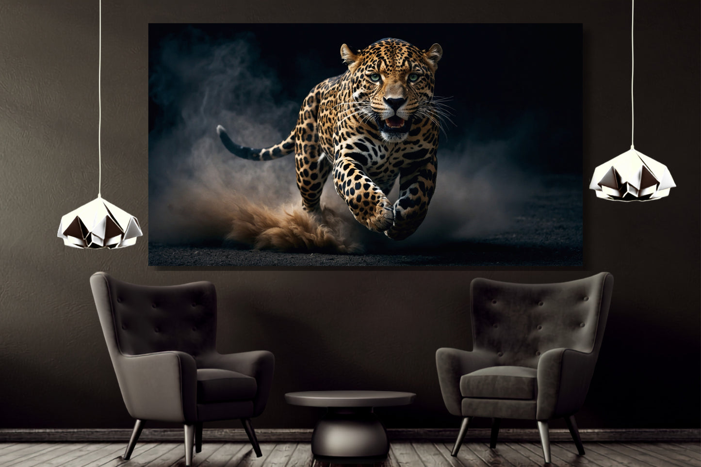 Poster eines Jaguars mit faszinierendem Blick an dunkler Wand mit zwei silberfarbenen Pendelleuchten über zwei schwarzen Sesseln und schwarzem Beistelltisch 