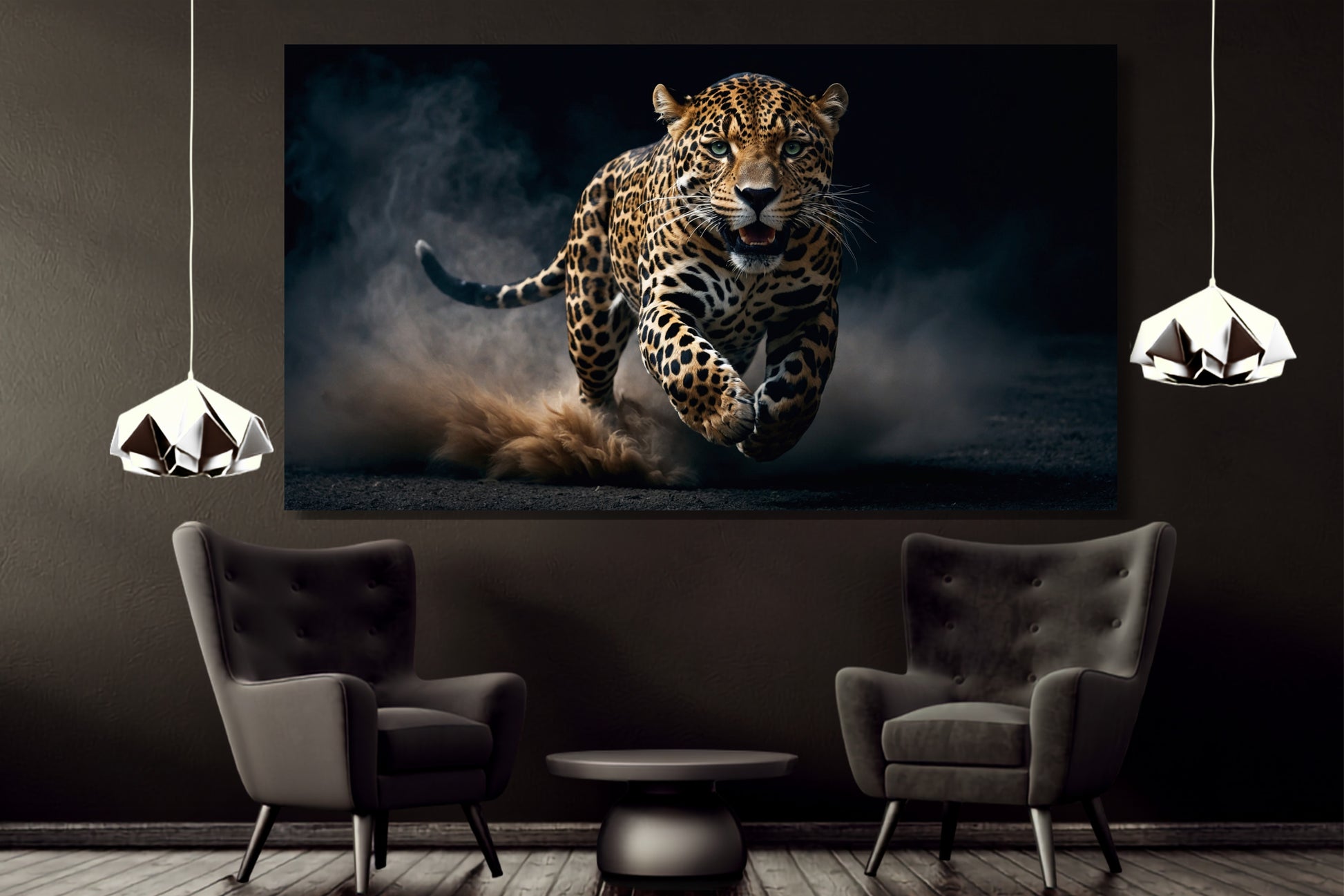 Poster eines Jaguars mit faszinierendem Blick an dunkler Wand mit zwei silberfarbenen Pendelleuchten über zwei schwarzen Sesseln und schwarzem Beistelltisch 
