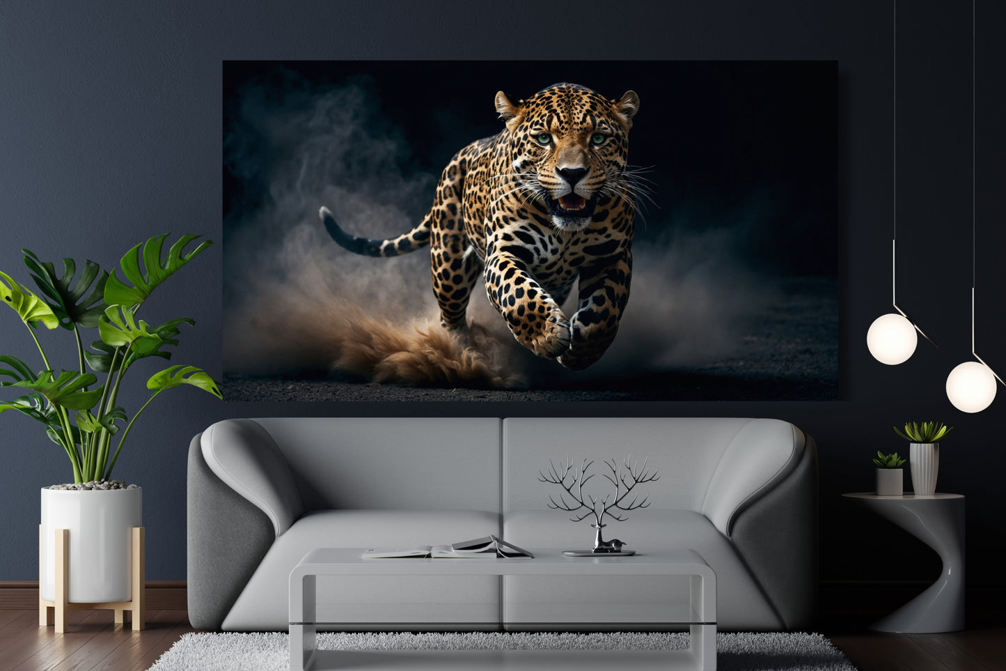 Poster eines Jaguars mit faszinierendem Blick an dunkler Wand über grauem Sofa in elegantem Wohnzimmer