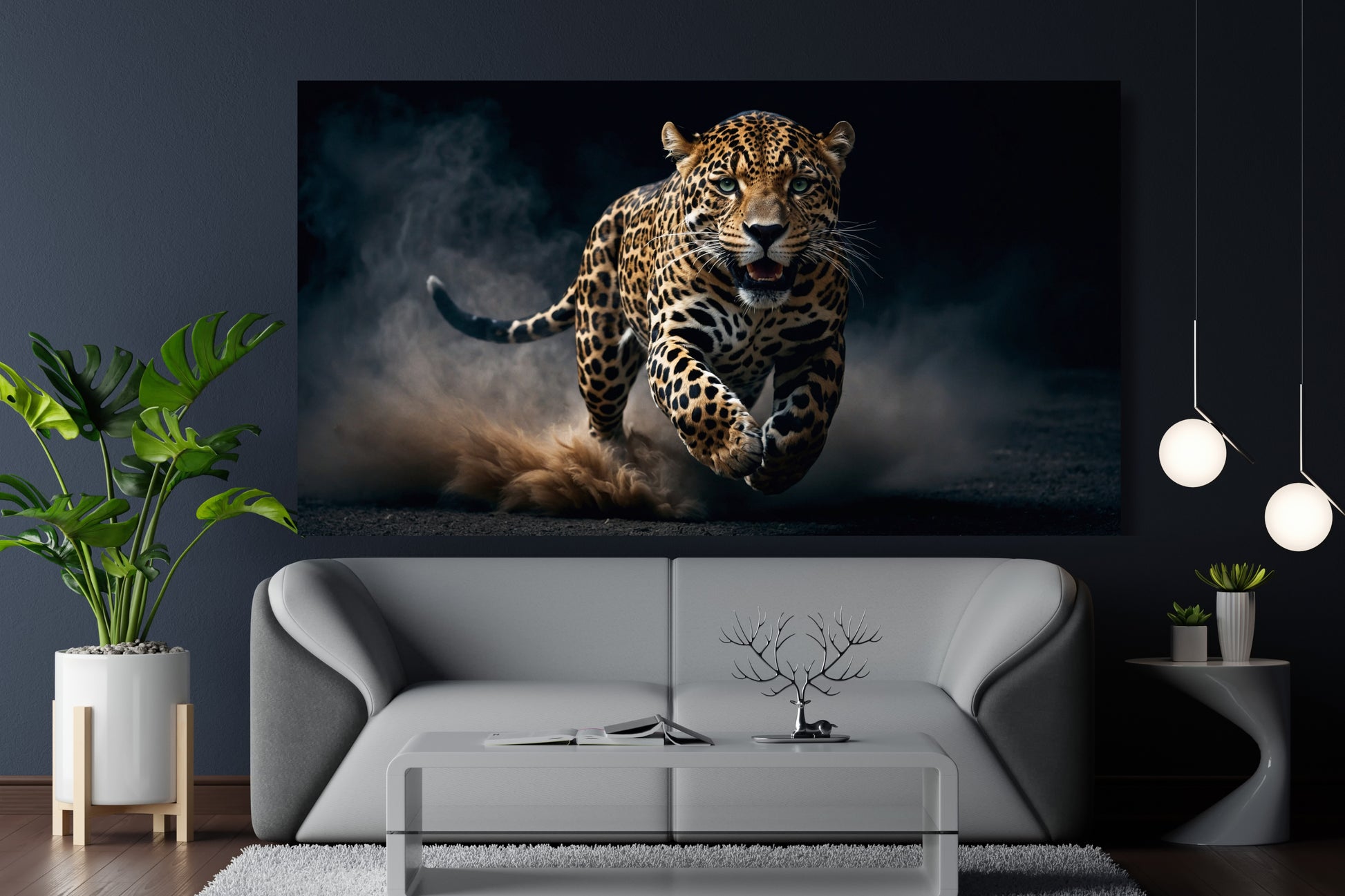 Poster eines Jaguars mit faszinierendem Blick an dunkler Wand über grauem Sofa in elegantem Wohnzimmer